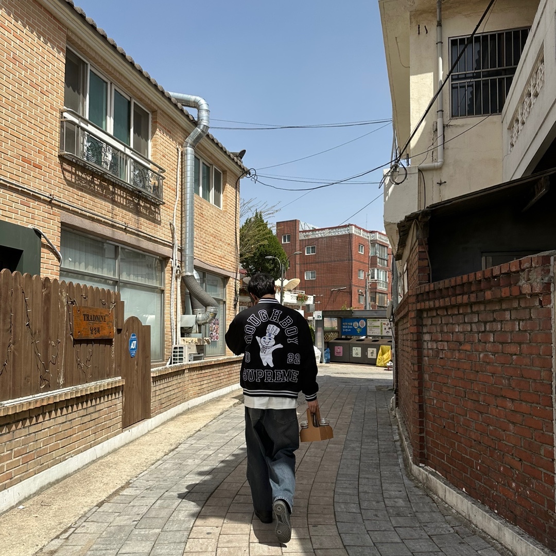 Supreme Mitchell & Ness Doughboy Twill Varsity Jacket Black - 22FW, Ader Error Twin Heart Logo T-Shirt White 착용 스타일