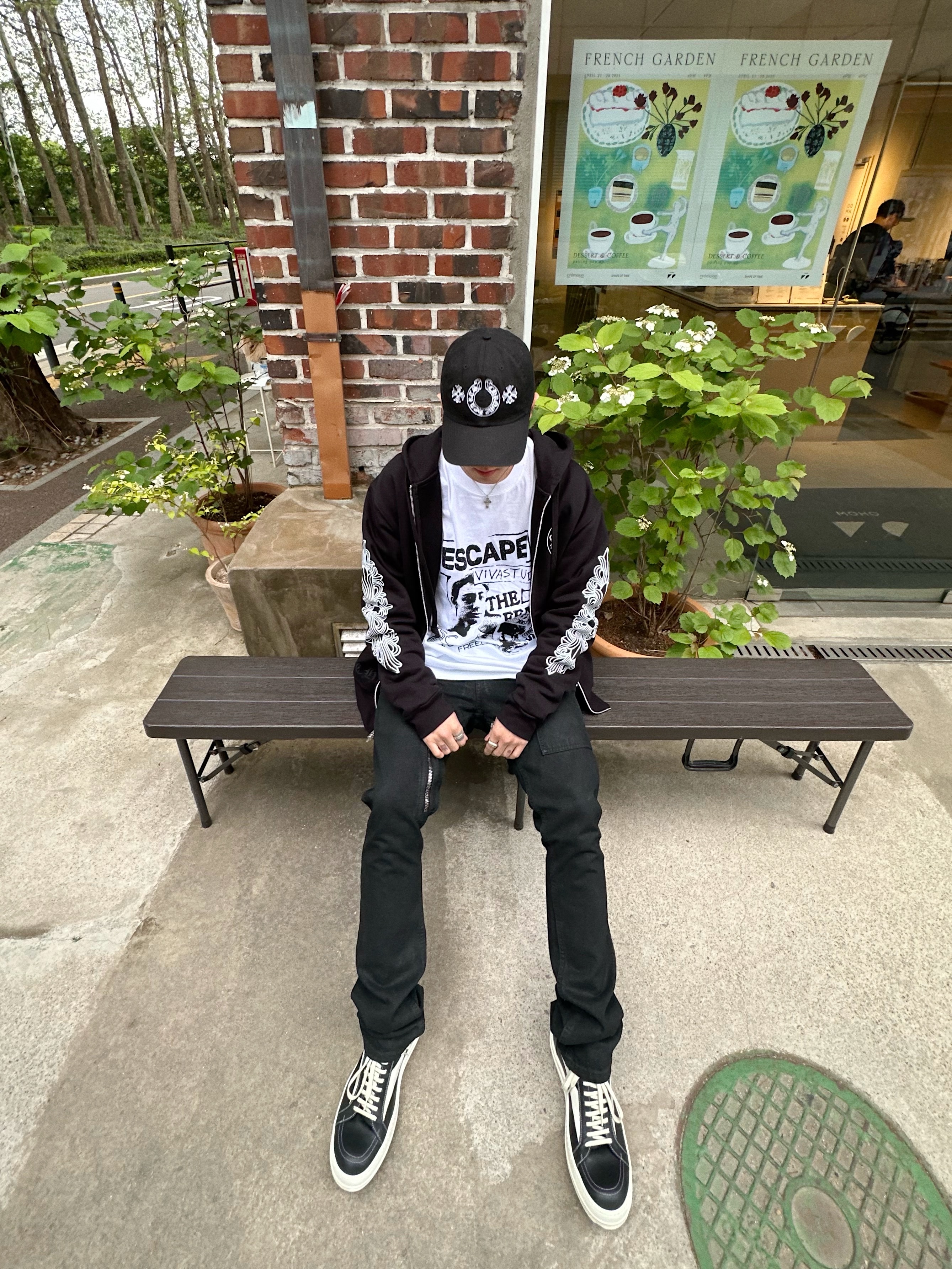 Rick Owens Vintage Sneakers Black, Chrome Hearts Horseshoe Floral Heavyweight Zip-Up Hoodie Black 착용 스타일 - 5
