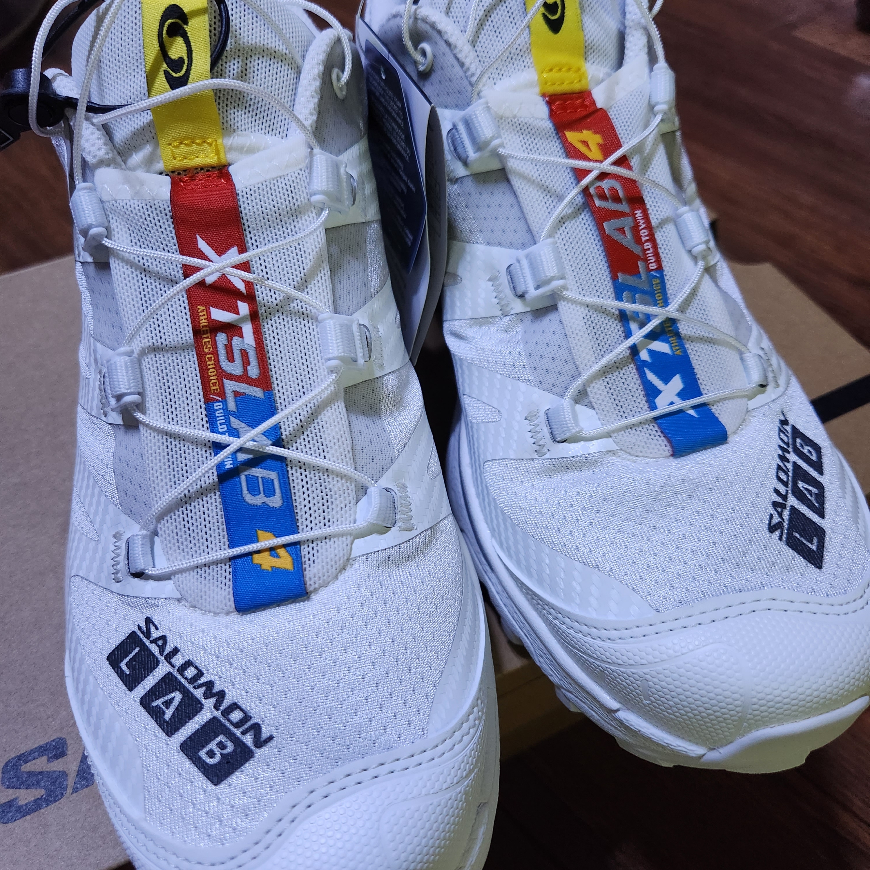 Salomon XT-4 White Lunar Rock 착용 스타일