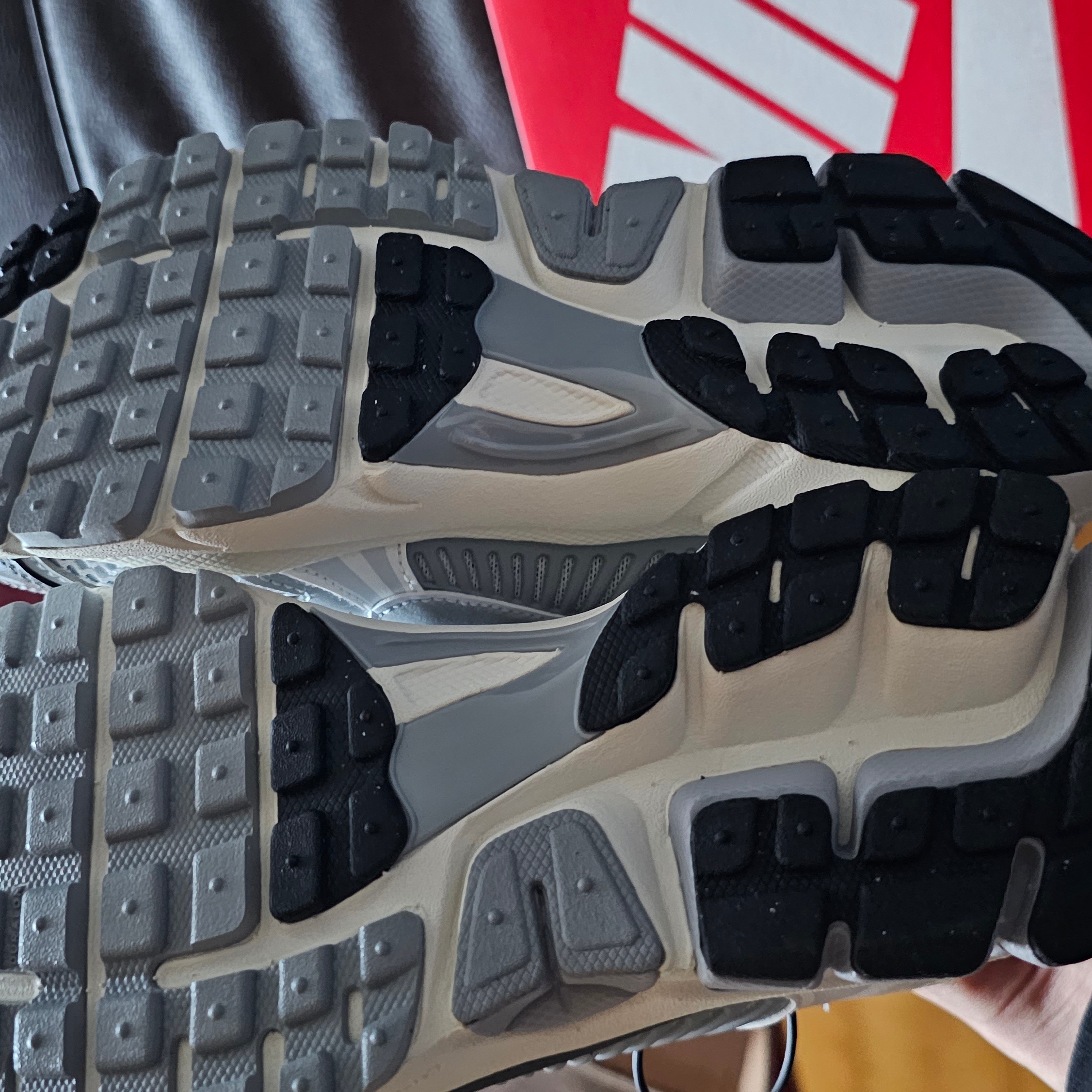 (W) Nike Zoom Vomero 5 Pure Platinum Metallic Silver 착용 스타일