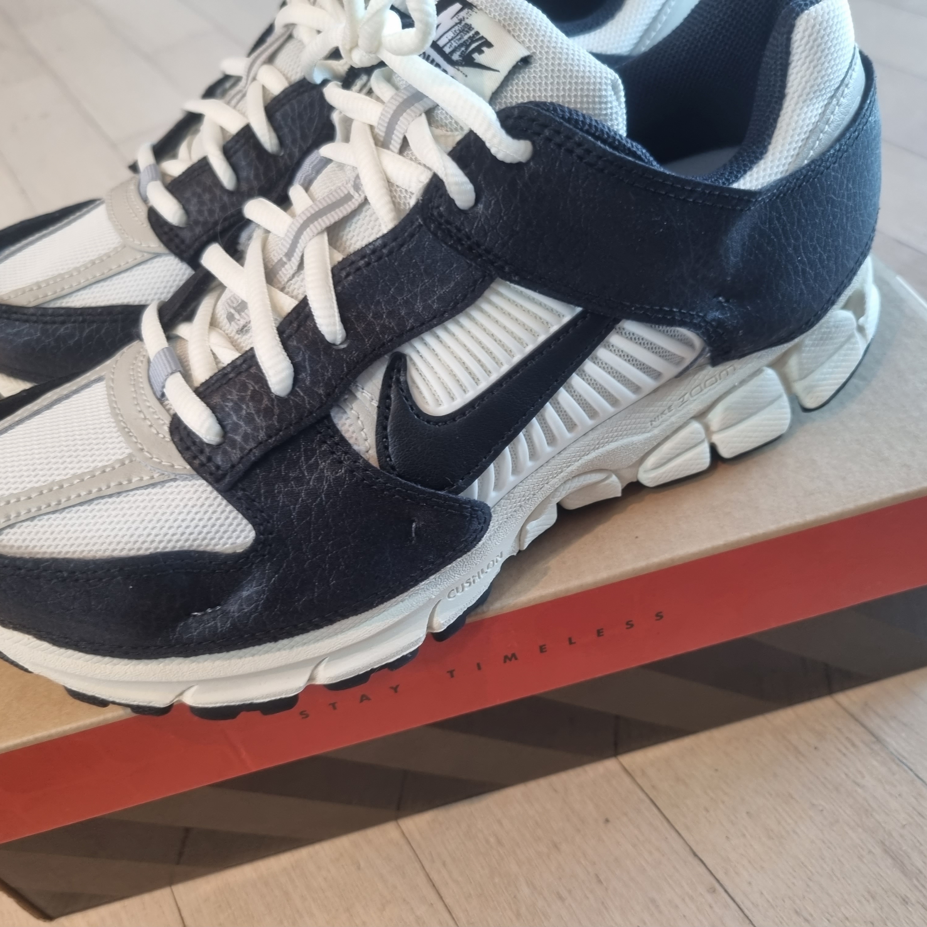 (W) Nike Zoom Vomero 5 Wolf Grey and Black 착용 스타일 - 4