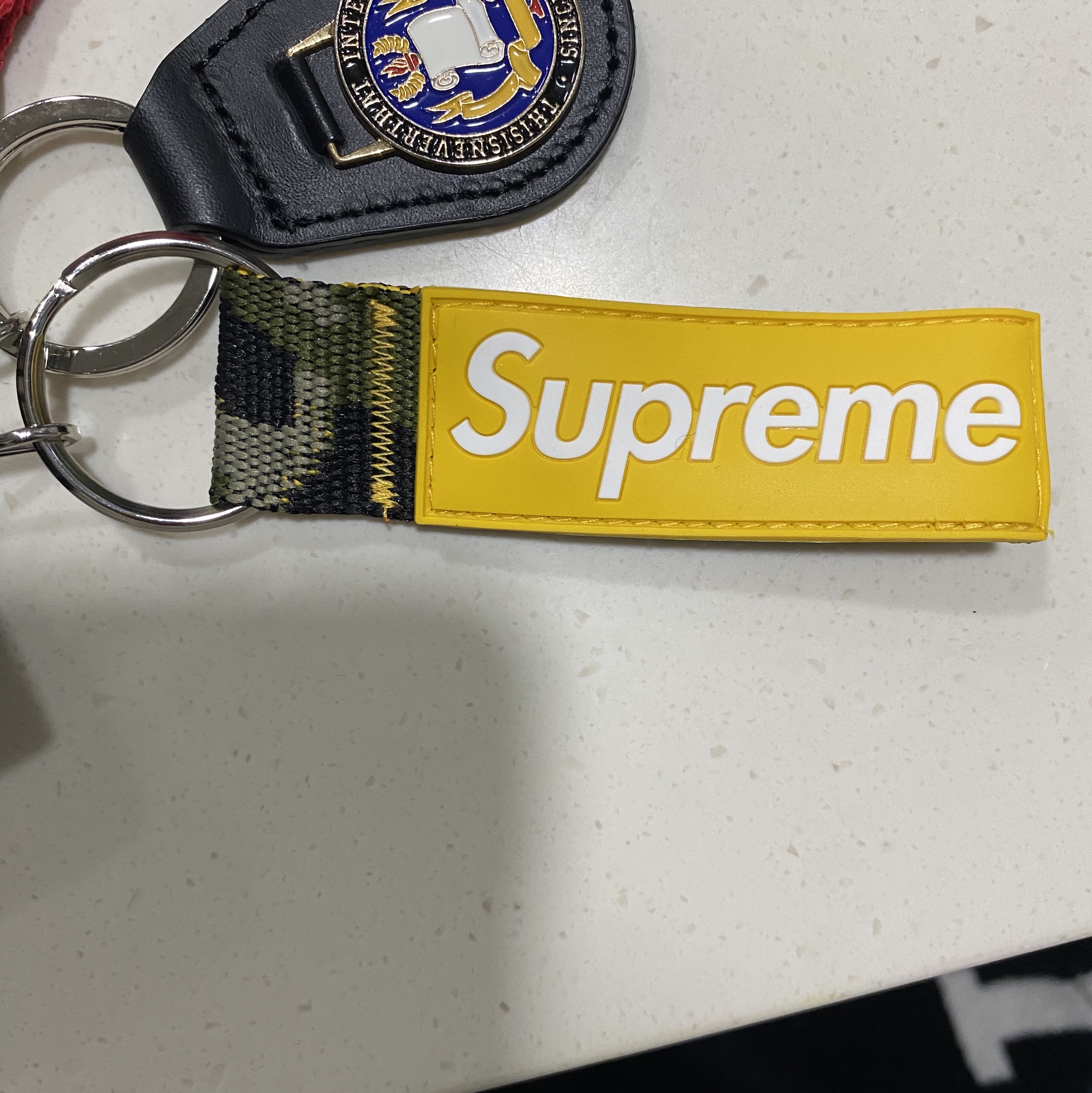 Supreme Webbing Keychain Yellow Camo - 23SS 착용 스타일 - 3