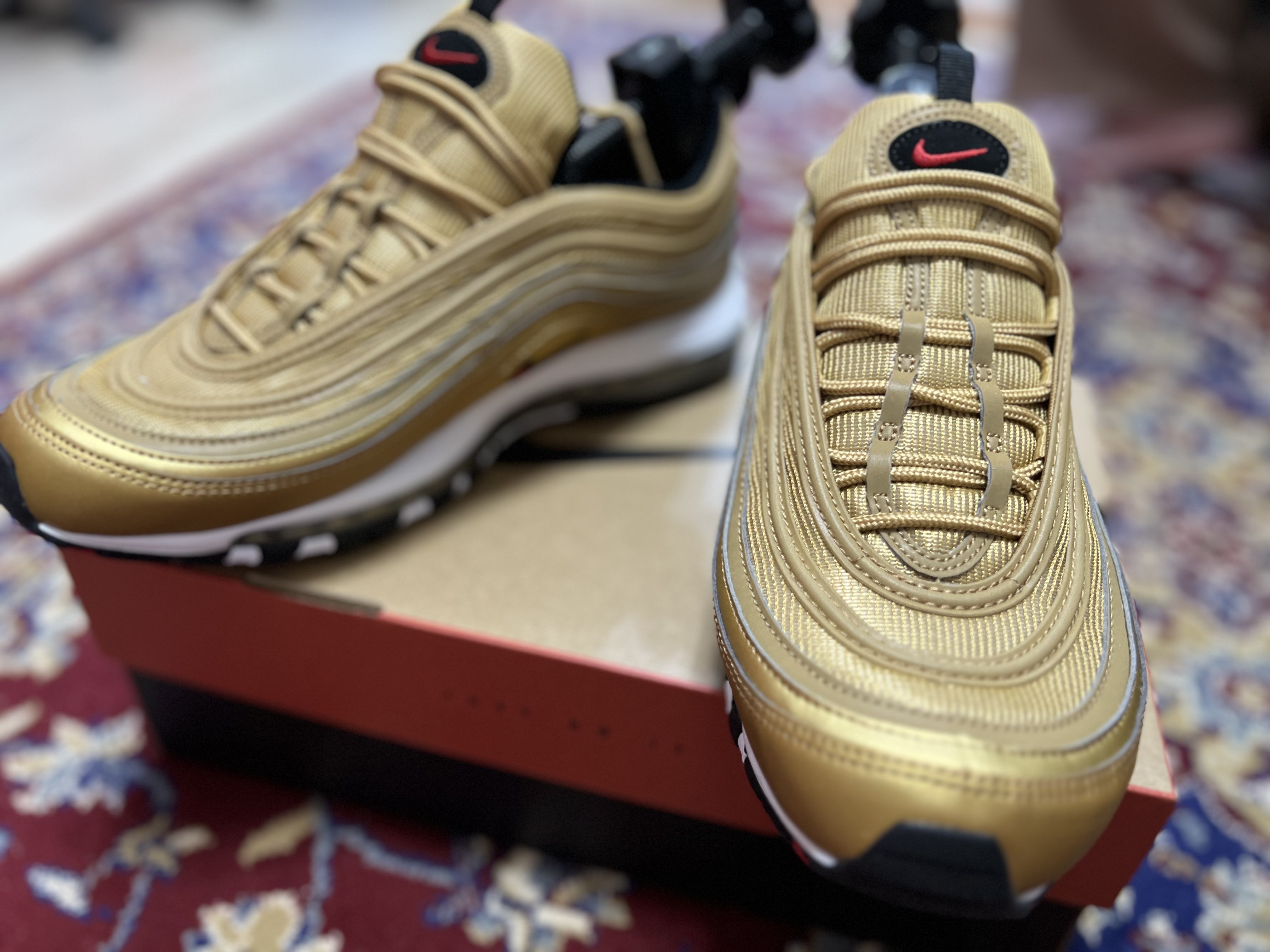 Nike Air Max 97 OG Metallic Gold 2023 착용 스타일