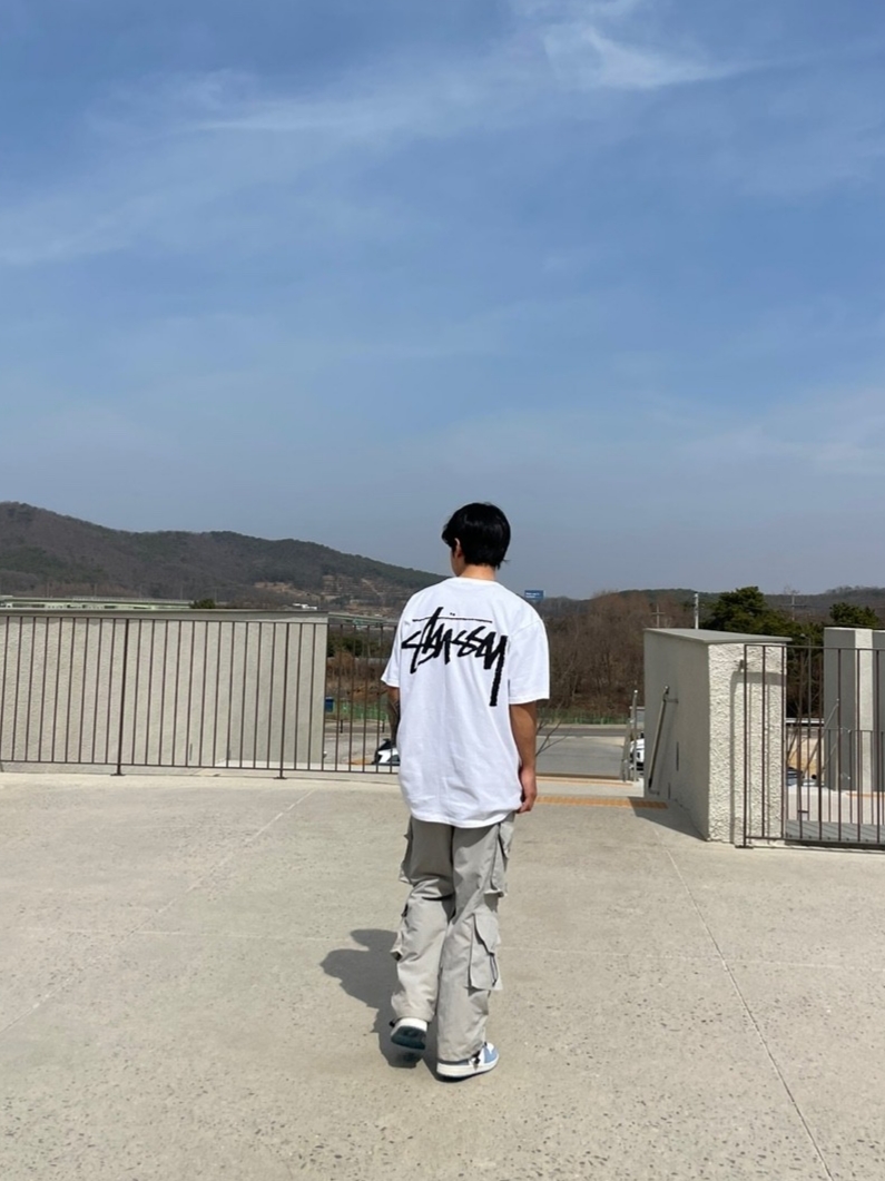Jordan 1 Retro High OG University Blue, Stussy Big Stock T-Shirt White 착용 스타일 - 2