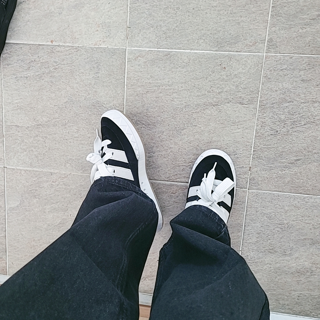 Adidas Adimatic Core Black 착용 스타일