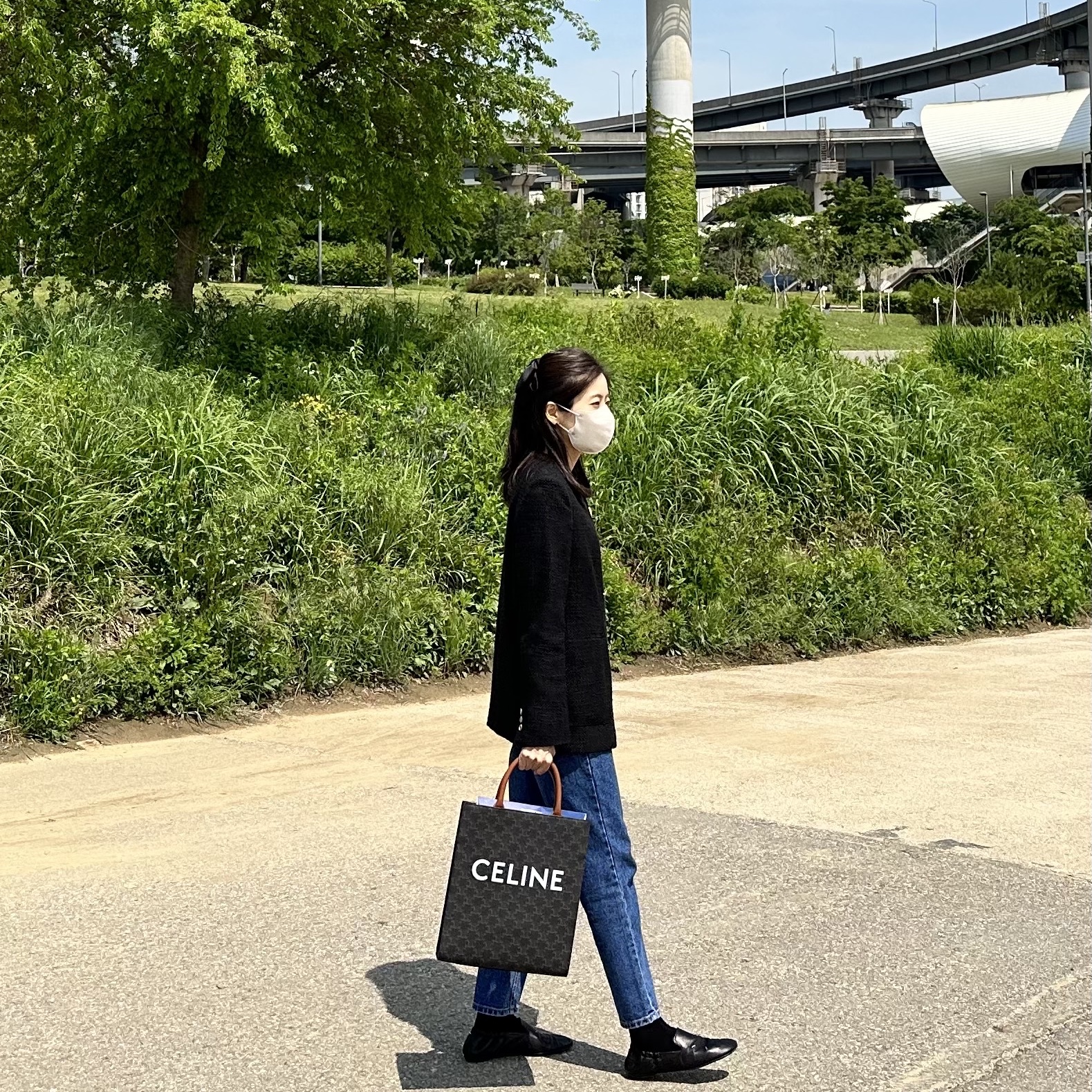 (W) Maison Margiela Kiki Slip-On Shoes Black, Celine Small Cabas Vertical in Triomphe Canvas Calfskin Tan 착용 스타일 - 1