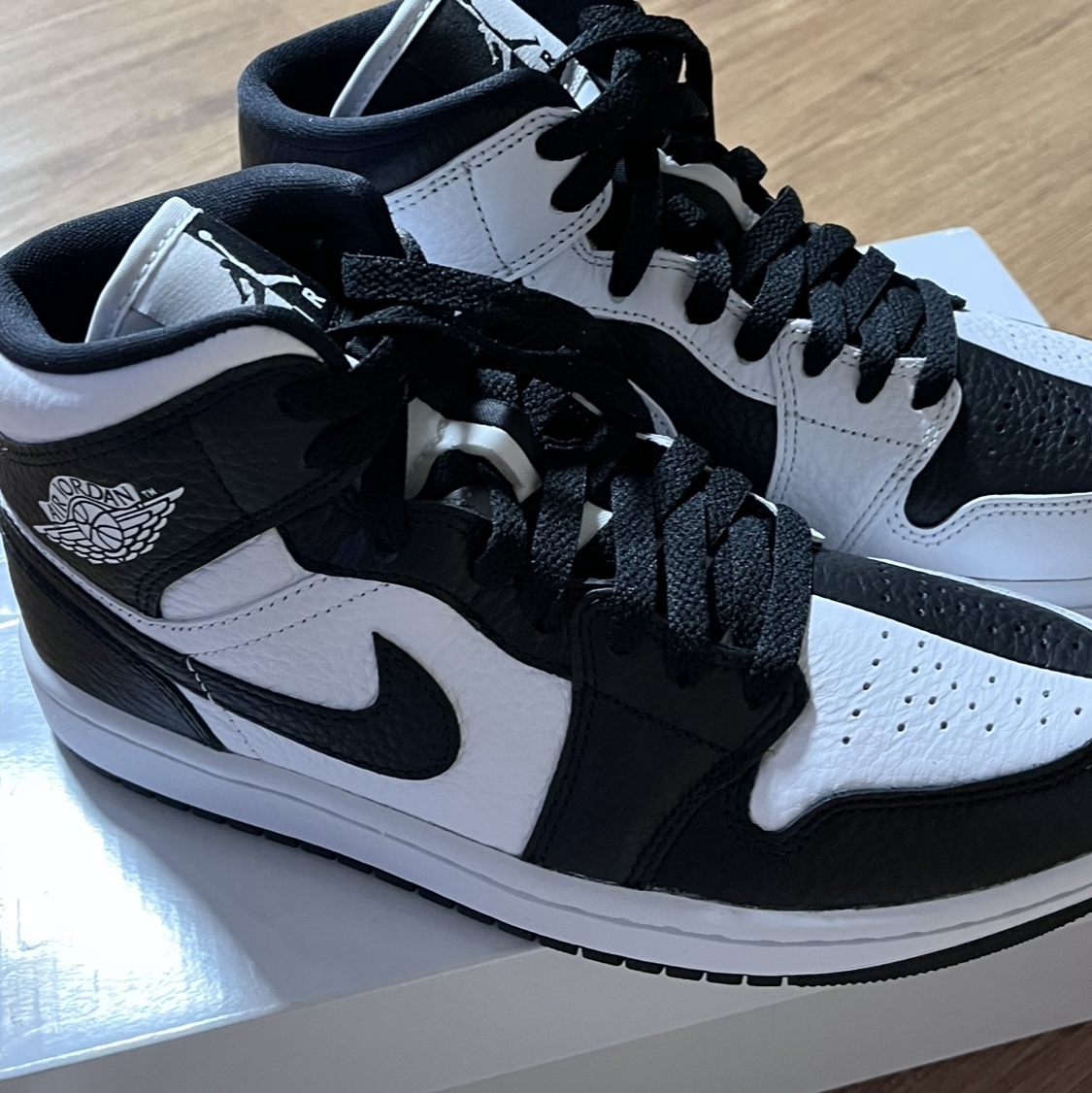 (W) Jordan 1 Mid SE Black White 착용 스타일 - 2