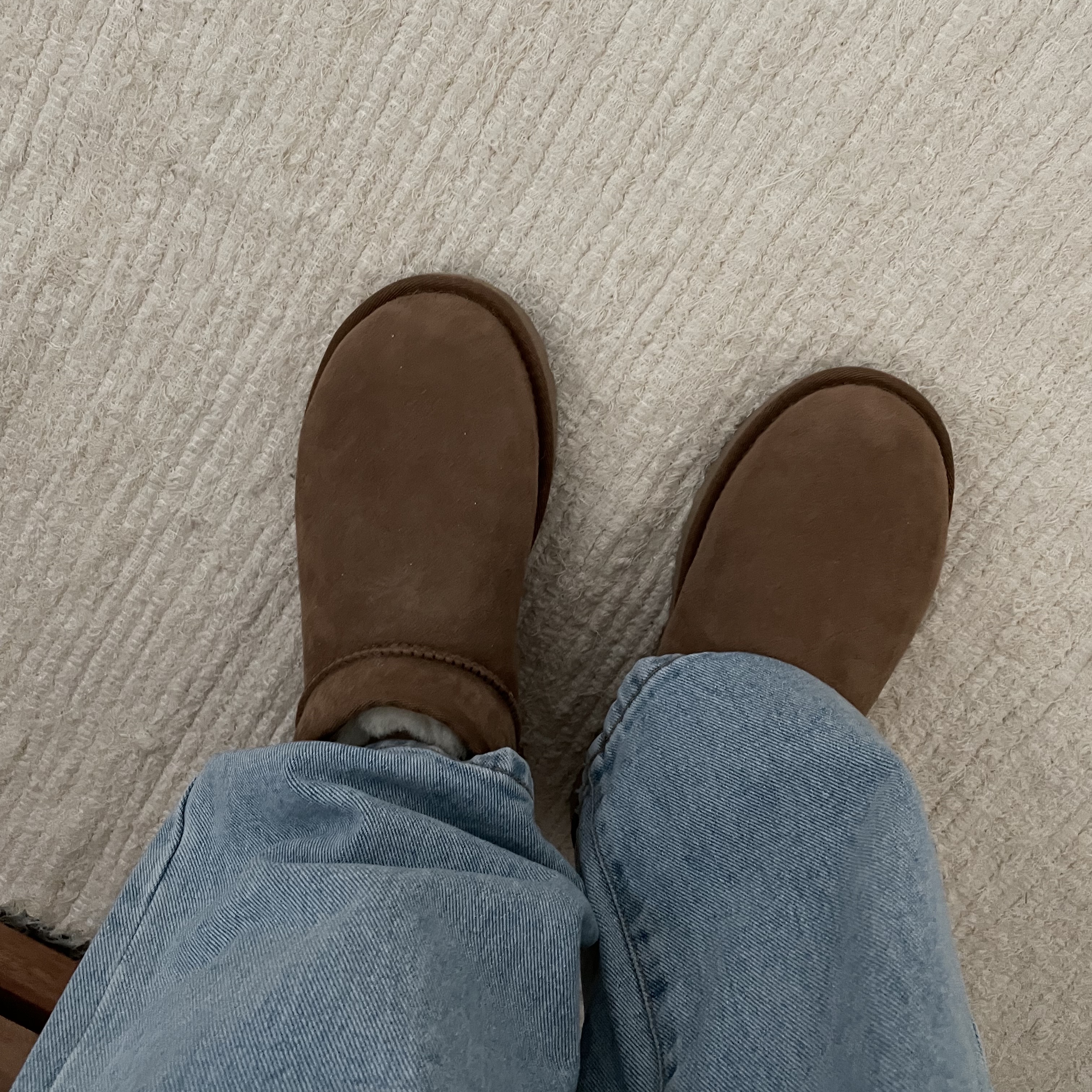 (W) UGG Classic Ultra Mini Boots Chestnut 착용 스타일 - 3