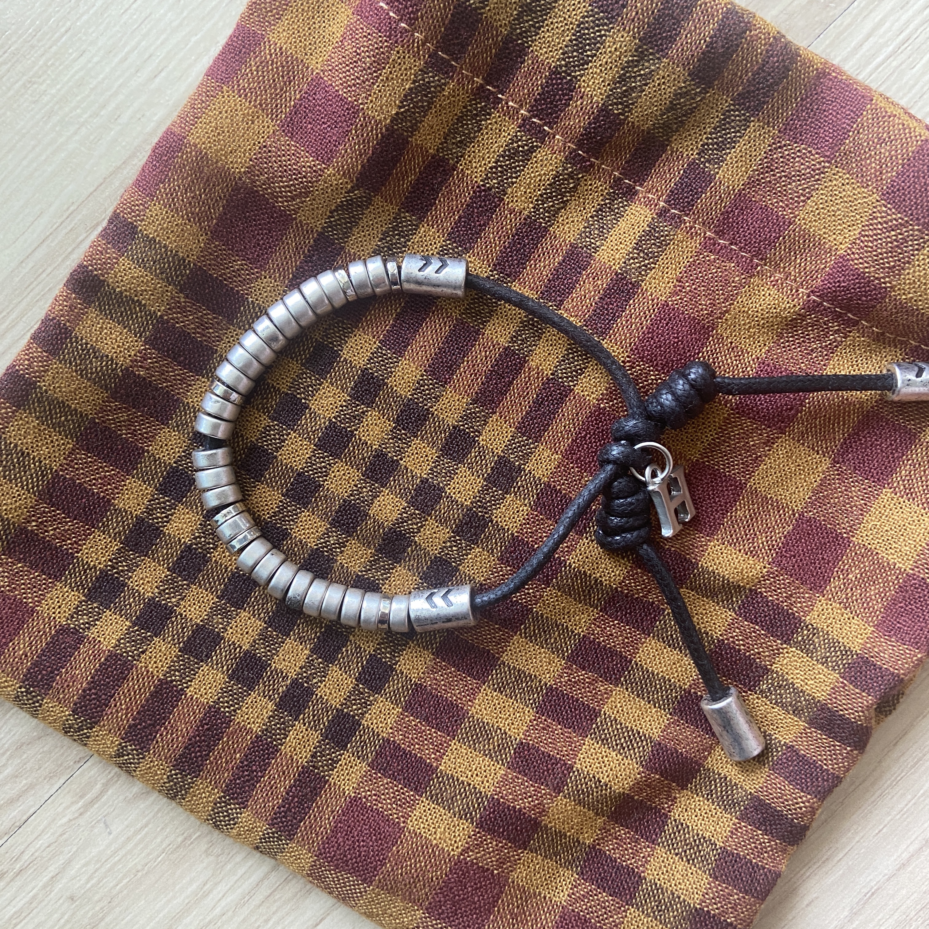 Haleine Antique V Bangle Silver&Black 착용 스타일