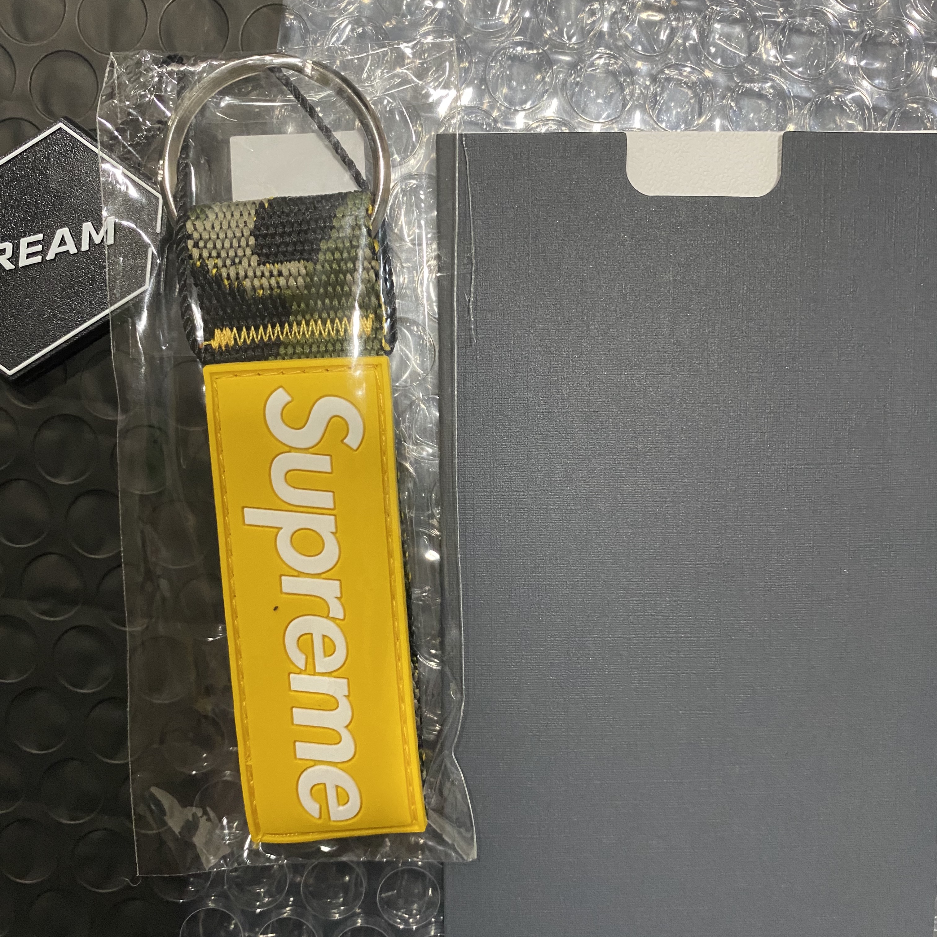 Supreme Webbing Keychain Yellow Camo - 23SS 착용 스타일 - 1