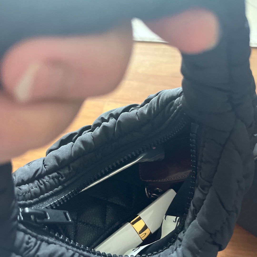 COS Quilted Micro Bag Black 착용 스타일 - 2