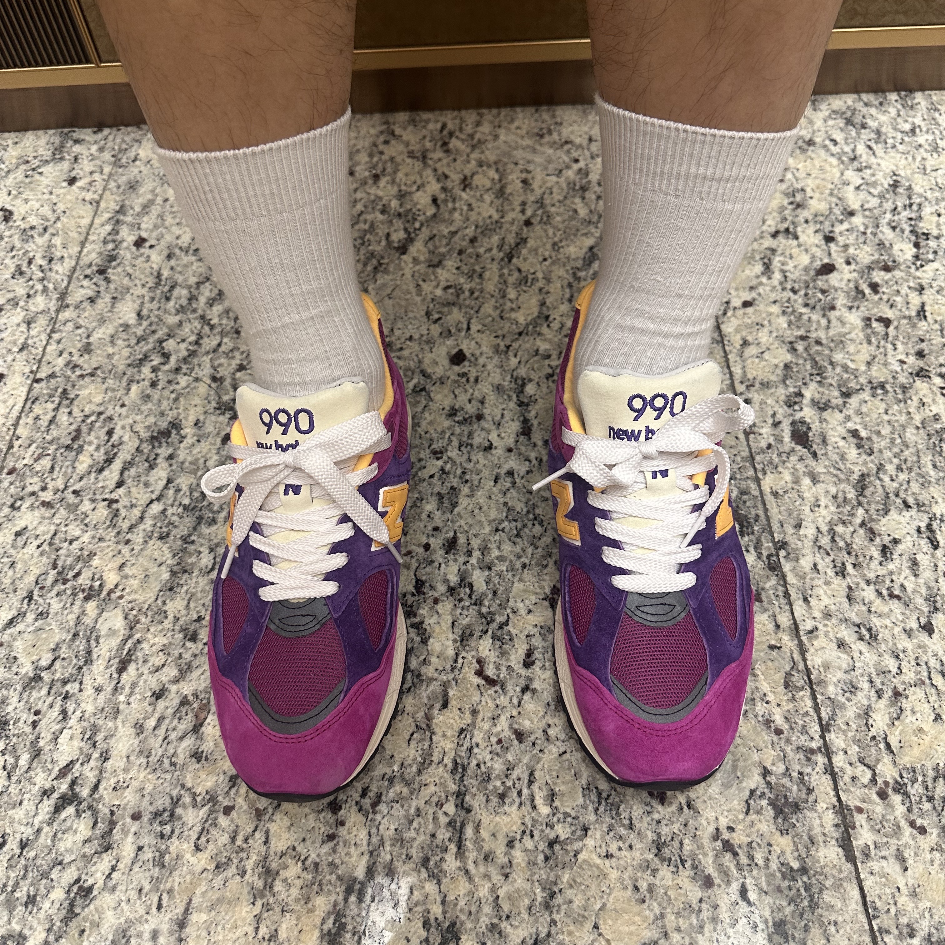 New Balance 990v2 Made in USA Purple Yellow 착용 스타일 - 2