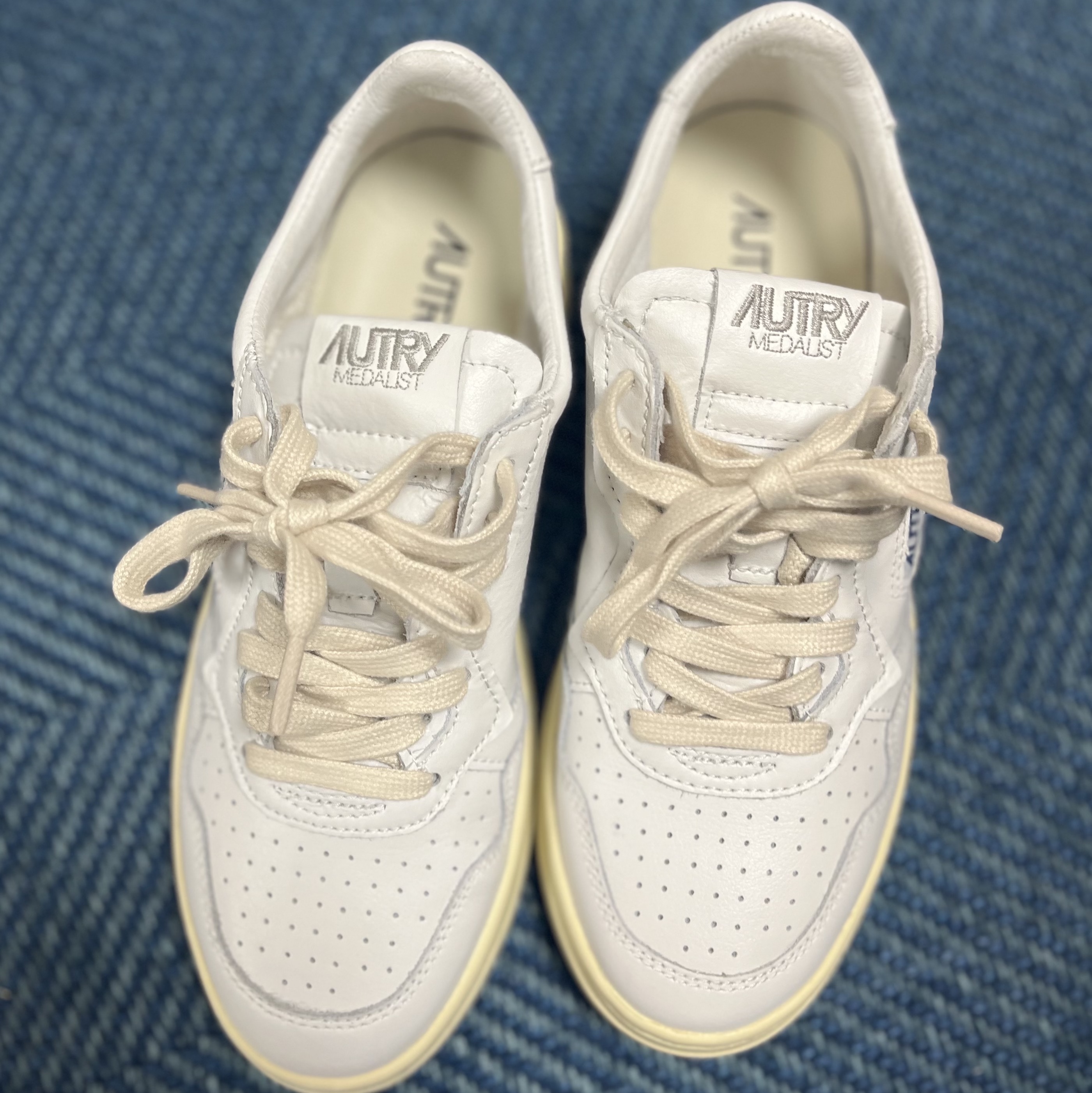 (W) Autry Medalist Low Leather Sneakers White 착용 스타일