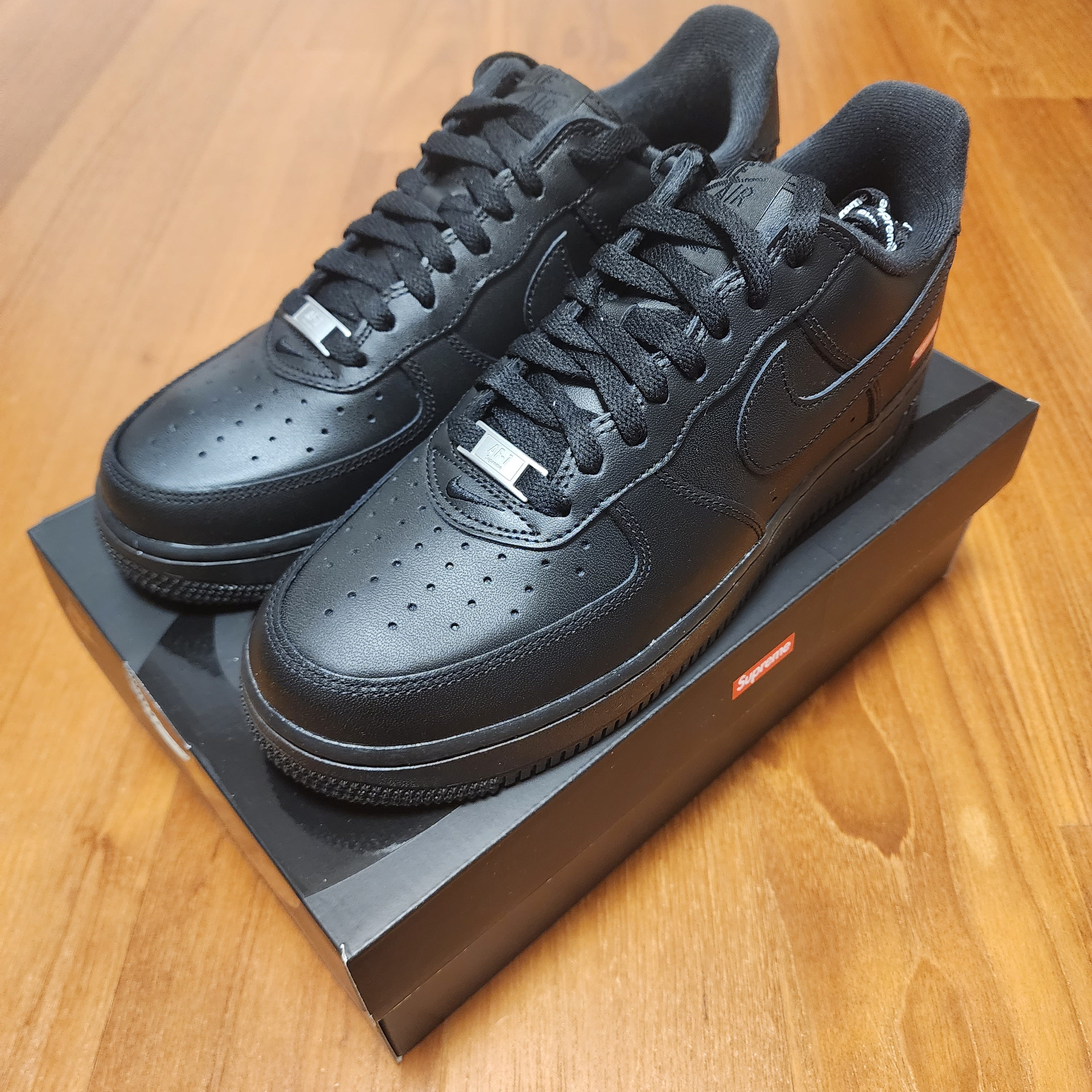 Nike x Supreme Air Force 1 Low Black 착용 스타일 - 2