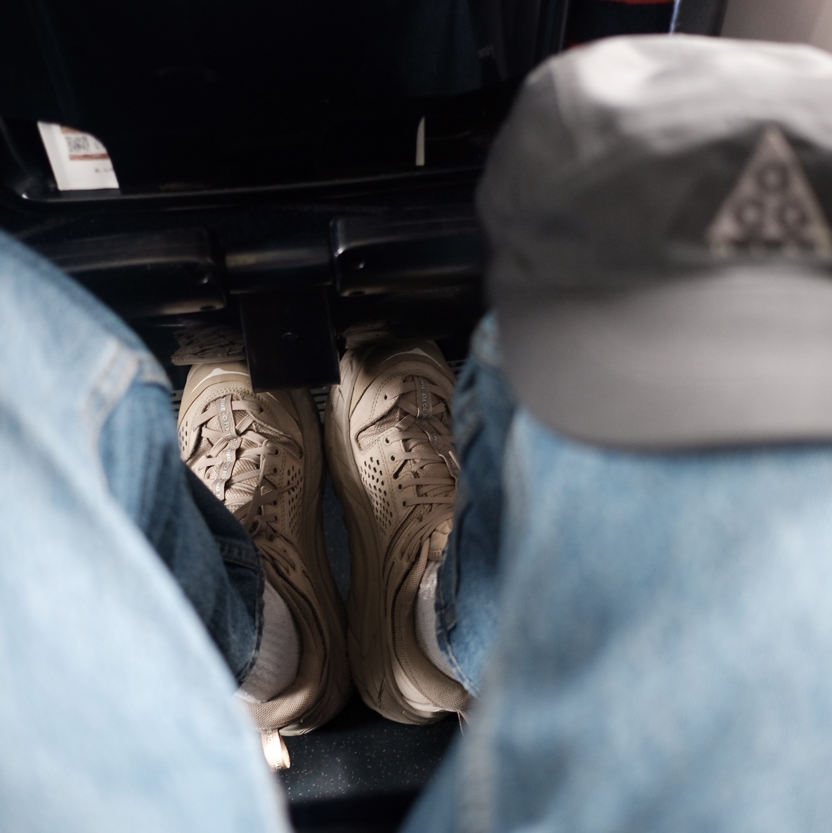 Hoka x Engineered Garments Tor Ultra Low Simply Taupe, Nike NRG ACG Tailwind Cap Black 착용 스타일