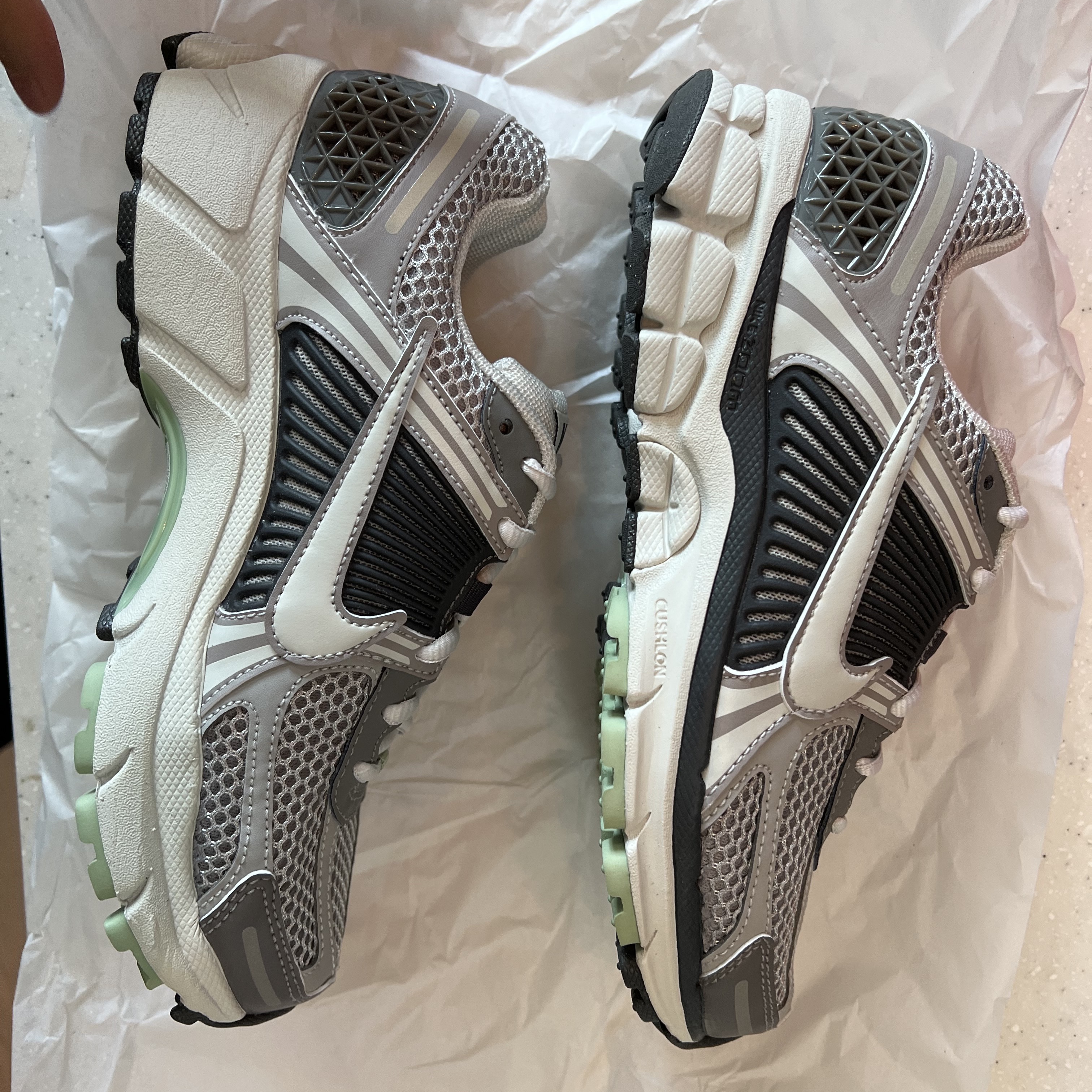 (W) Nike Zoom Vomero 5 Cobblestone and Flat Pewter 착용 스타일
