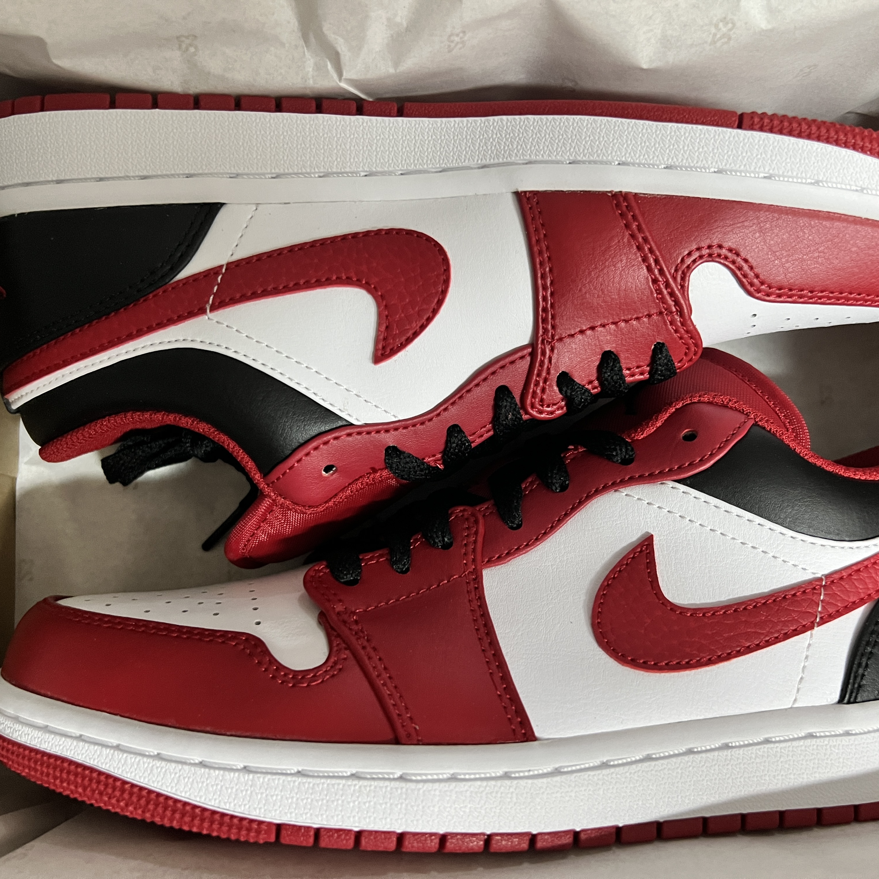 Jordan 1 Low White Gym Red Black 착용 스타일