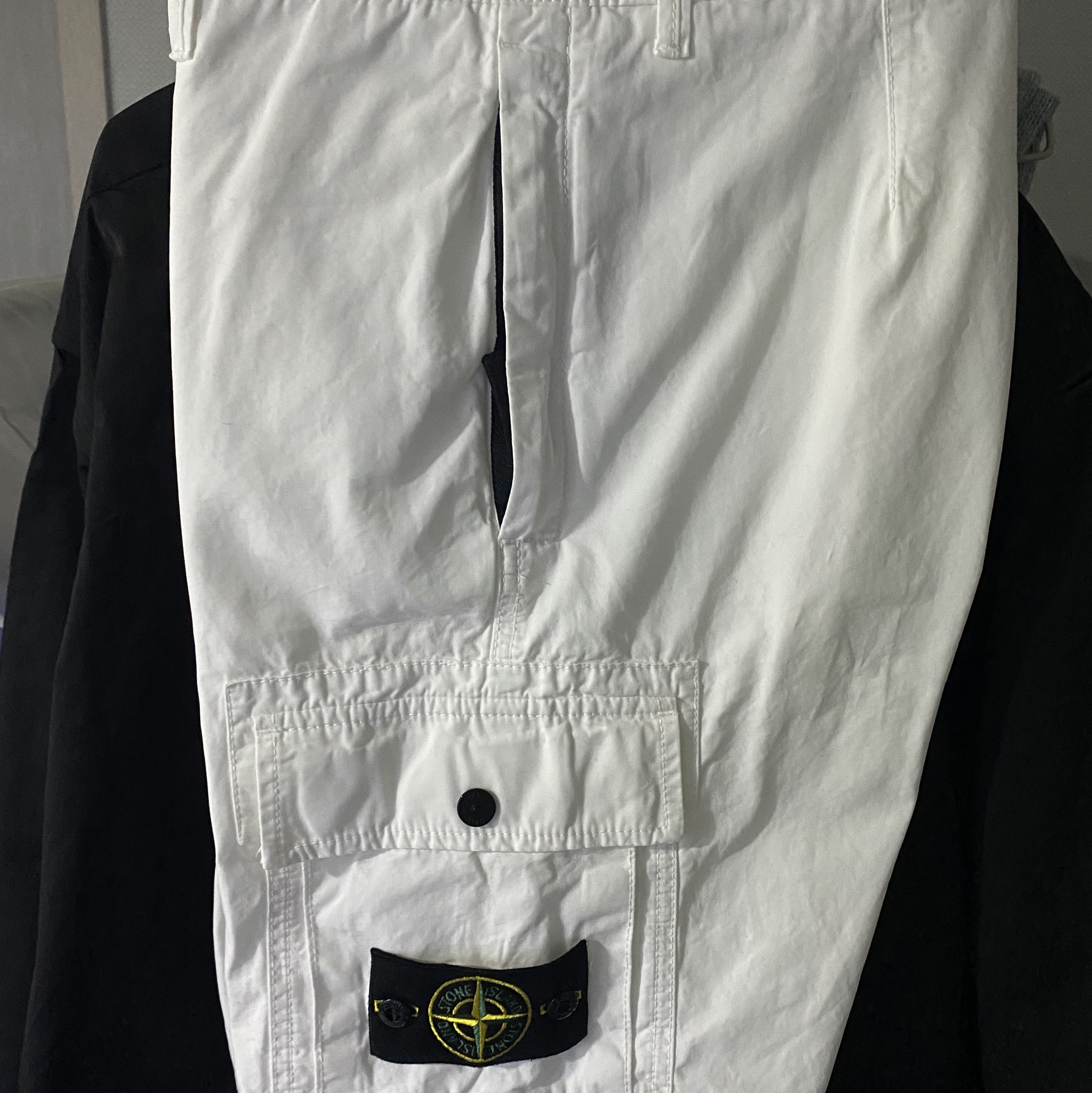 Stone Island L11WA Brushed Cotton Canvas Garment Dyed Bermuda Shorts Ice - 22SS 착용 스타일 - 1