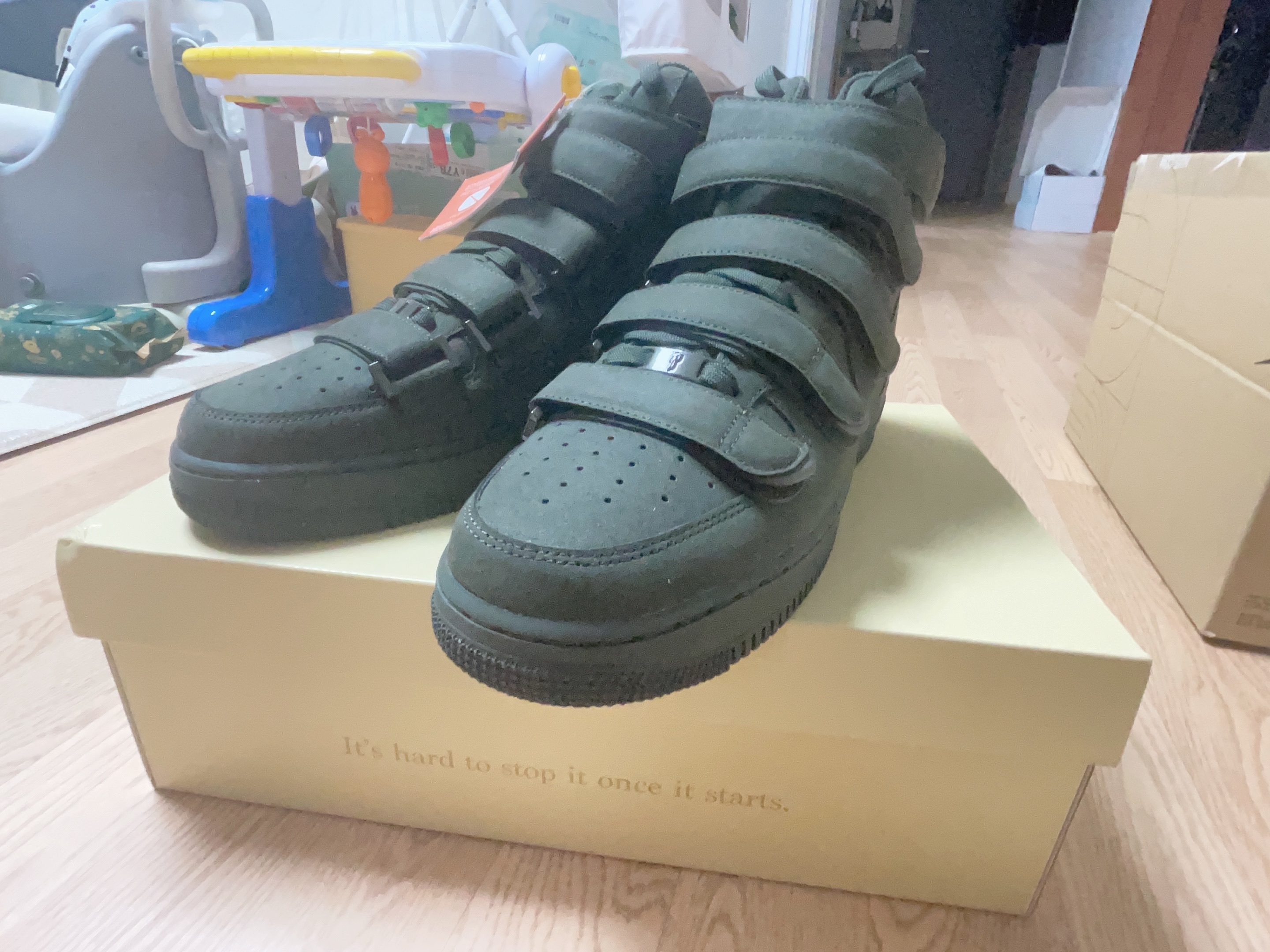 Nike x Billie Eilish Air Force 1 High '07 SP Sequoia 착용 스타일 - 2