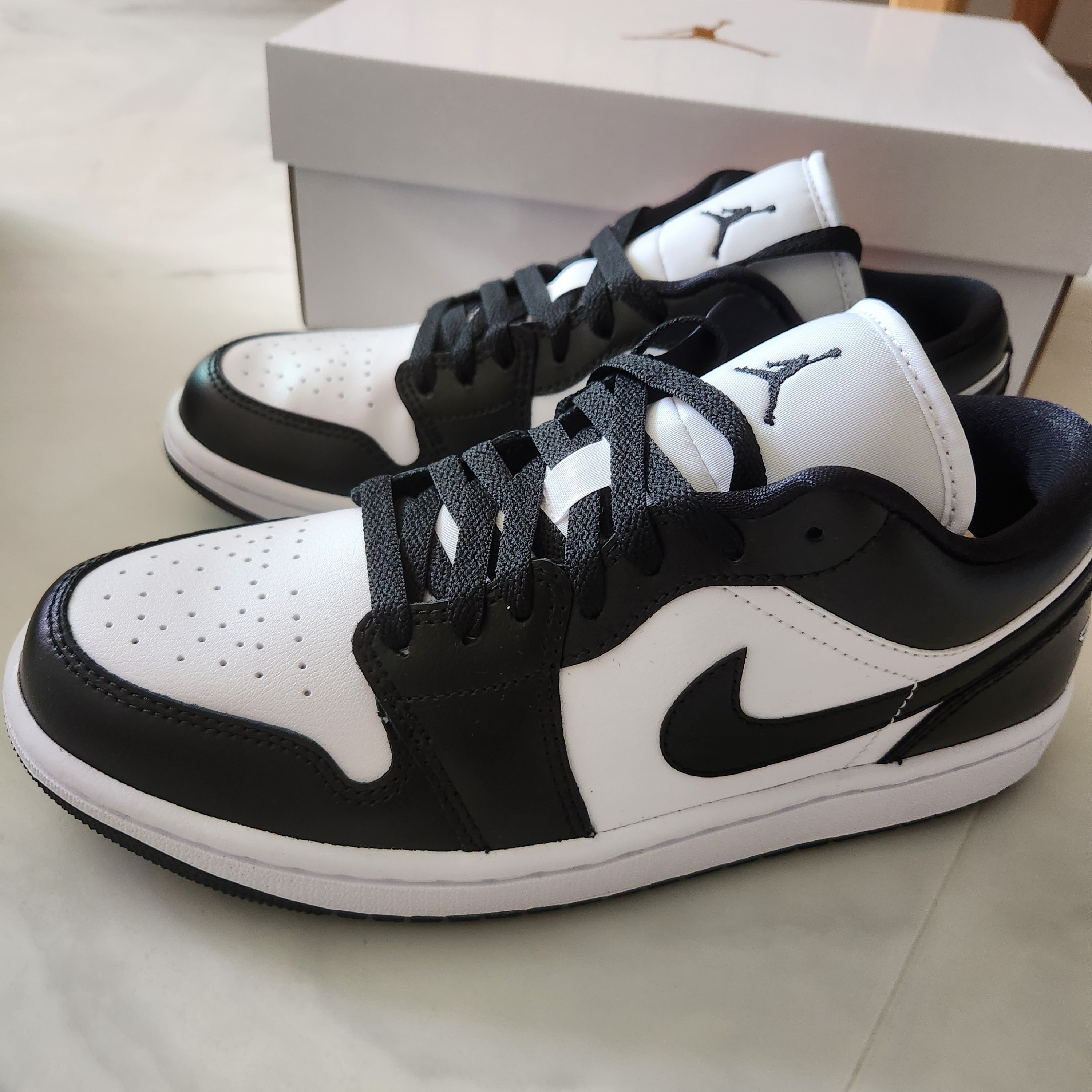 (W) Jordan 1 Low Black and White, Jordan 1 Retro High OG White Cement 착용 스타일 - 1