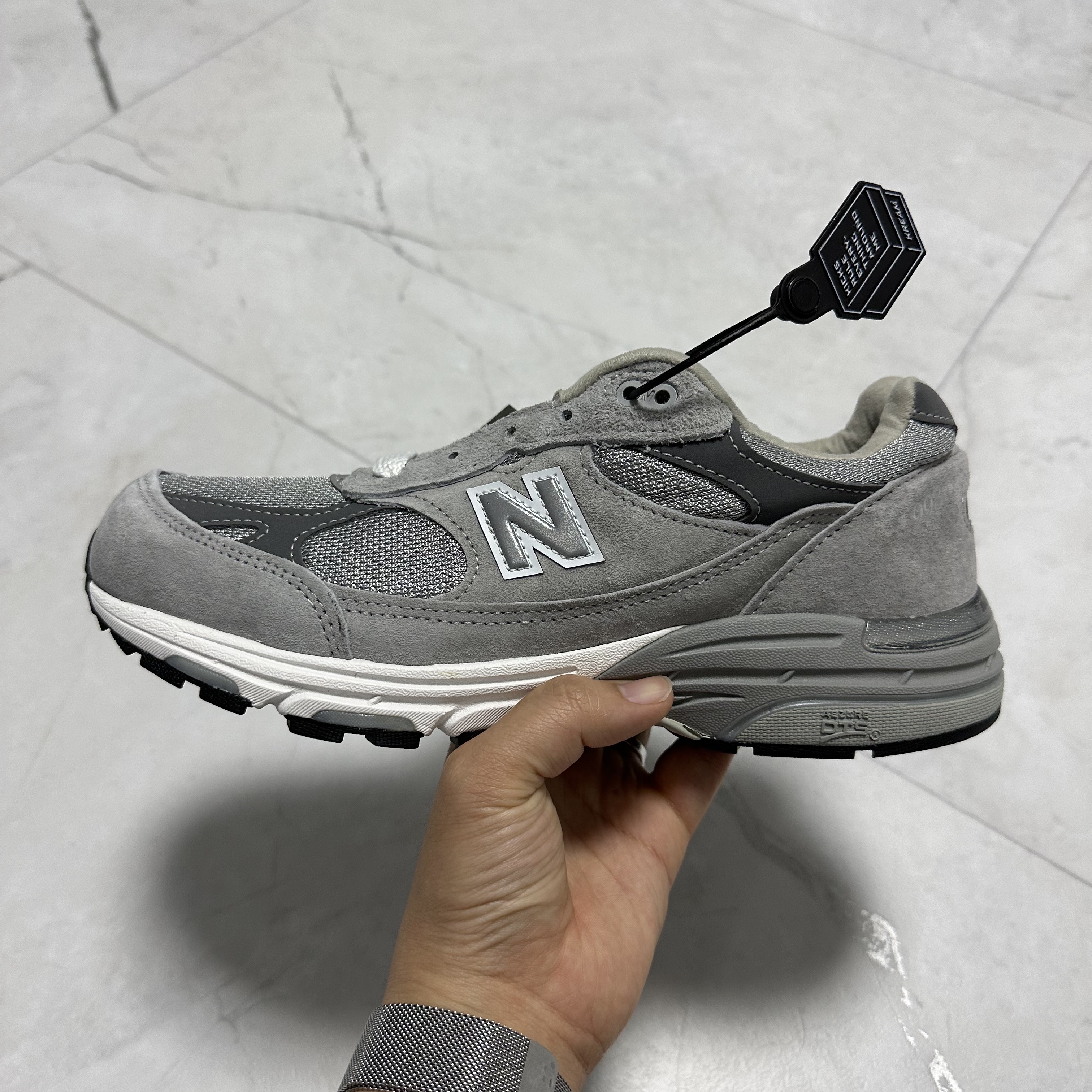 (W) New Balance 993 Made in USA Grey - D Wide 착용 스타일