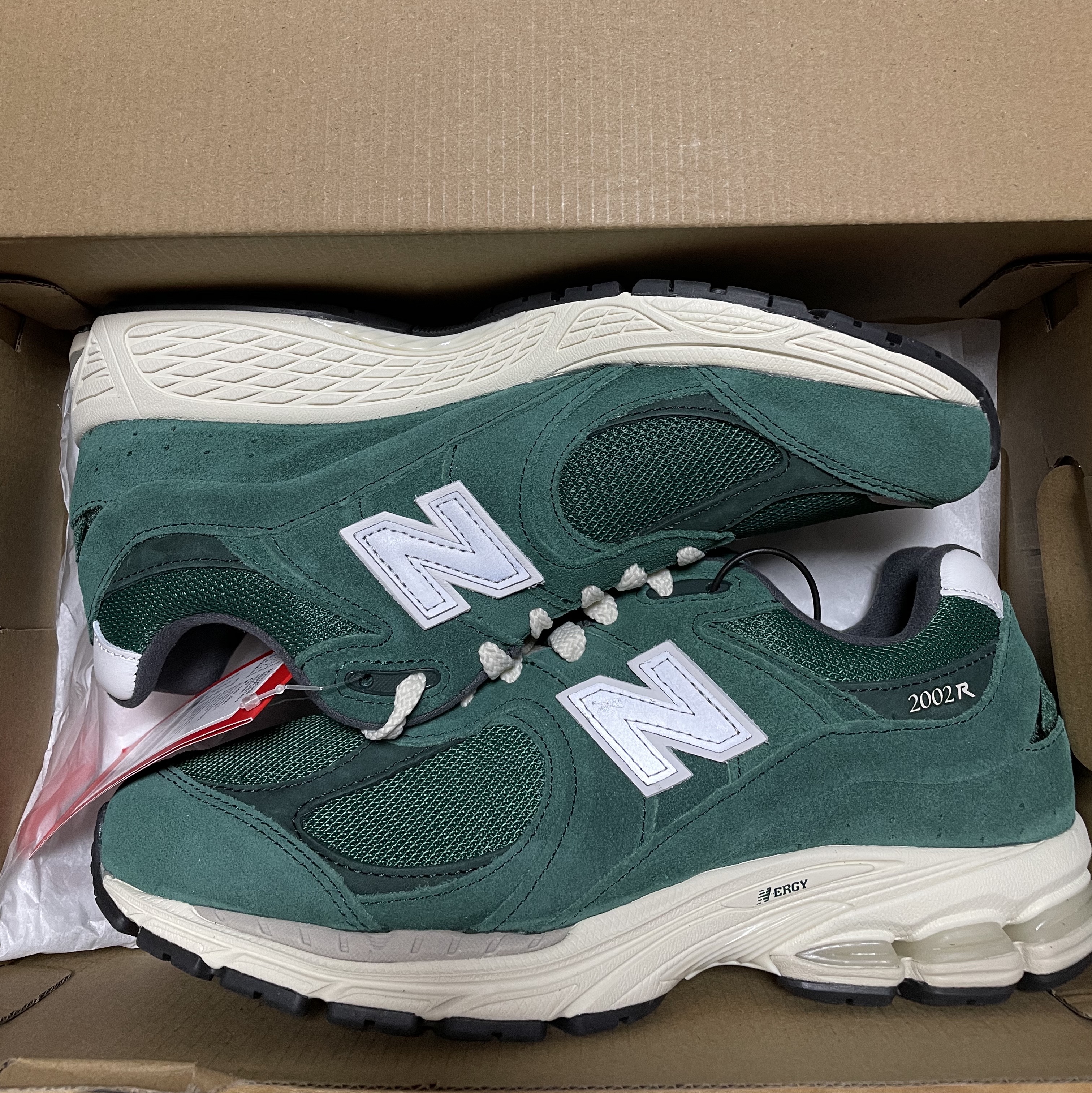 New Balance 2002R Nightwatch Green 착용 스타일