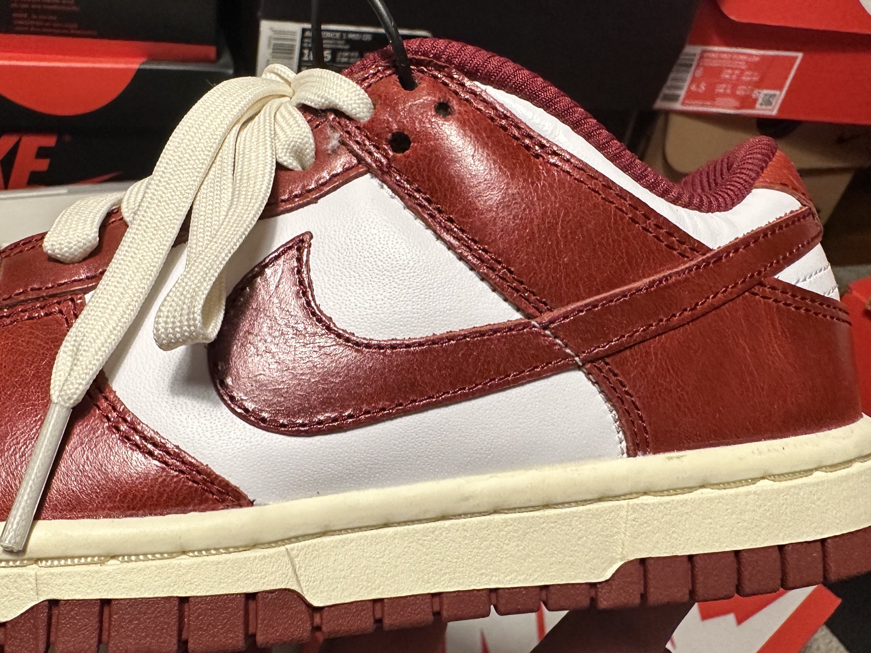 (W) Nike Dunk Low Retro PRM Team Red and White 착용 스타일 - 4