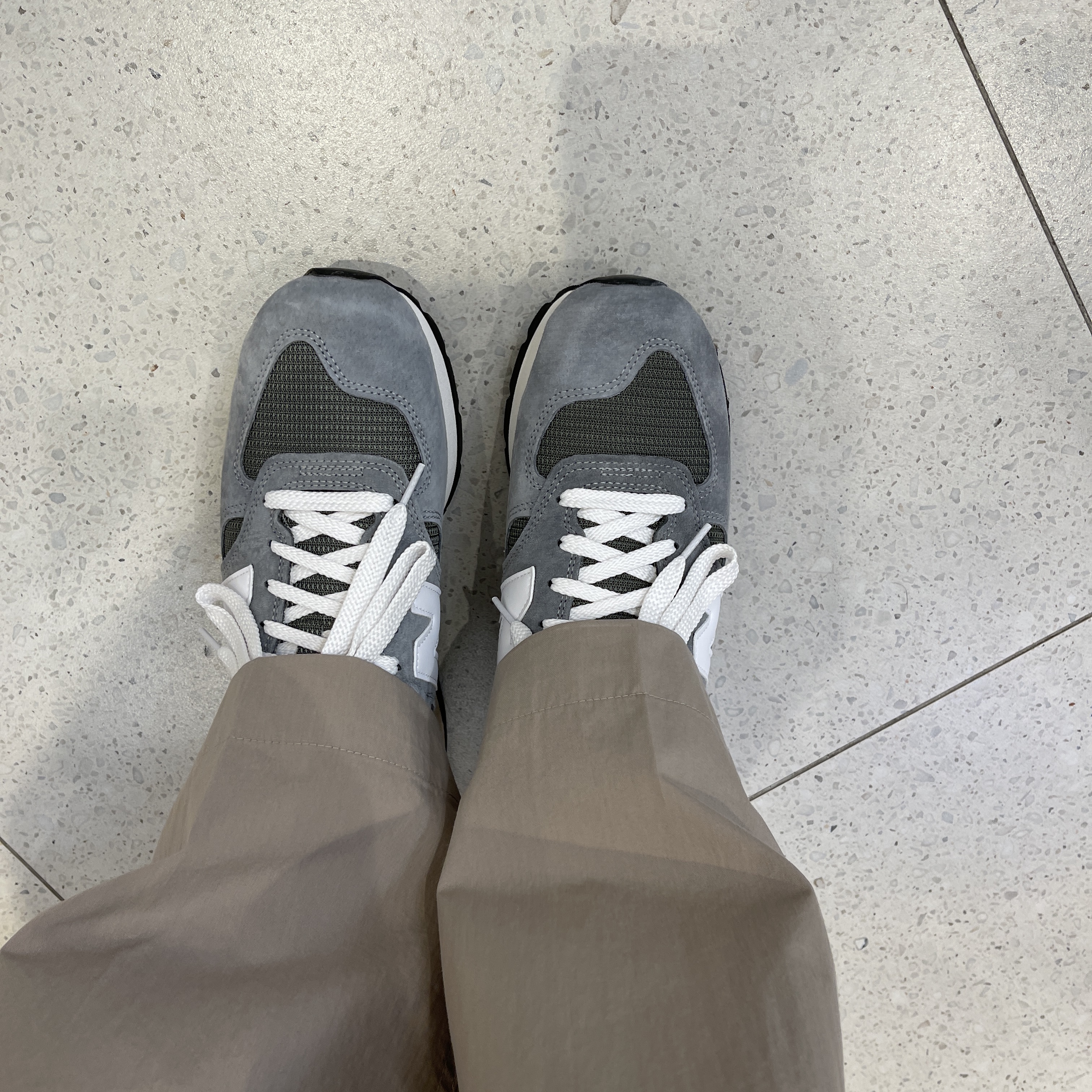 New Balance 990v1 Made in USA Grey White 착용 스타일 - 1