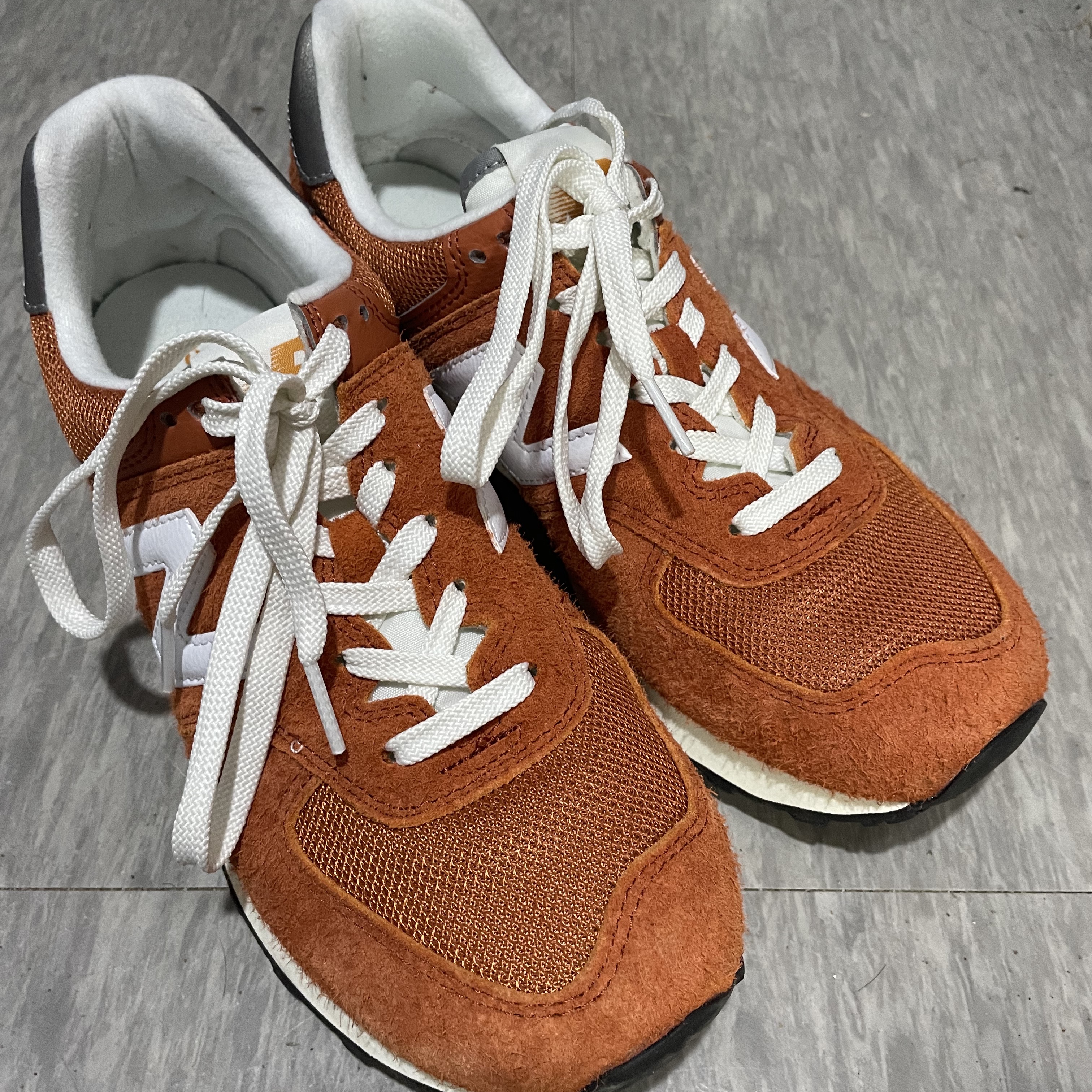New Balance 574 Heritage Orange Burst White 착용 스타일 - 2