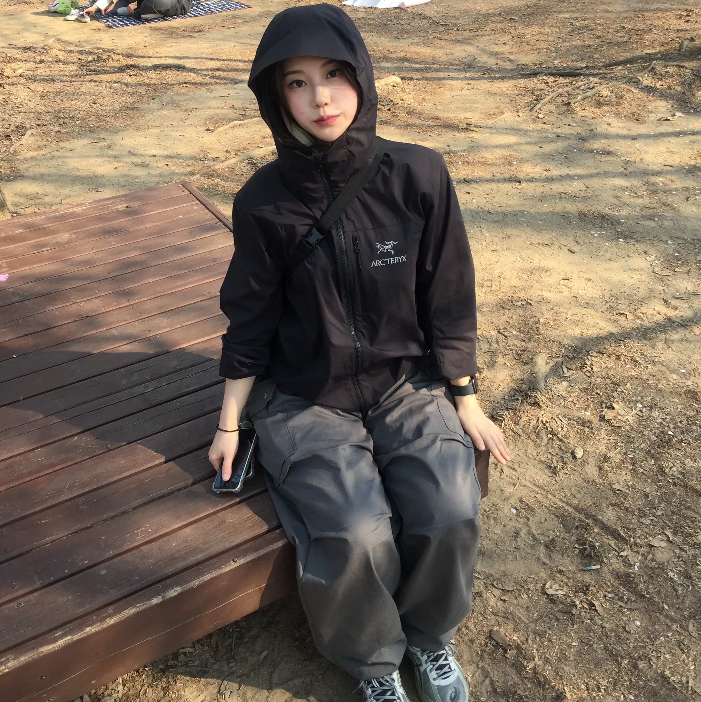Arc'teryx Squamish Hoody Black, Asics Jog 100 S Sheet Rock - 2E Wide 착용 스타일 - 1