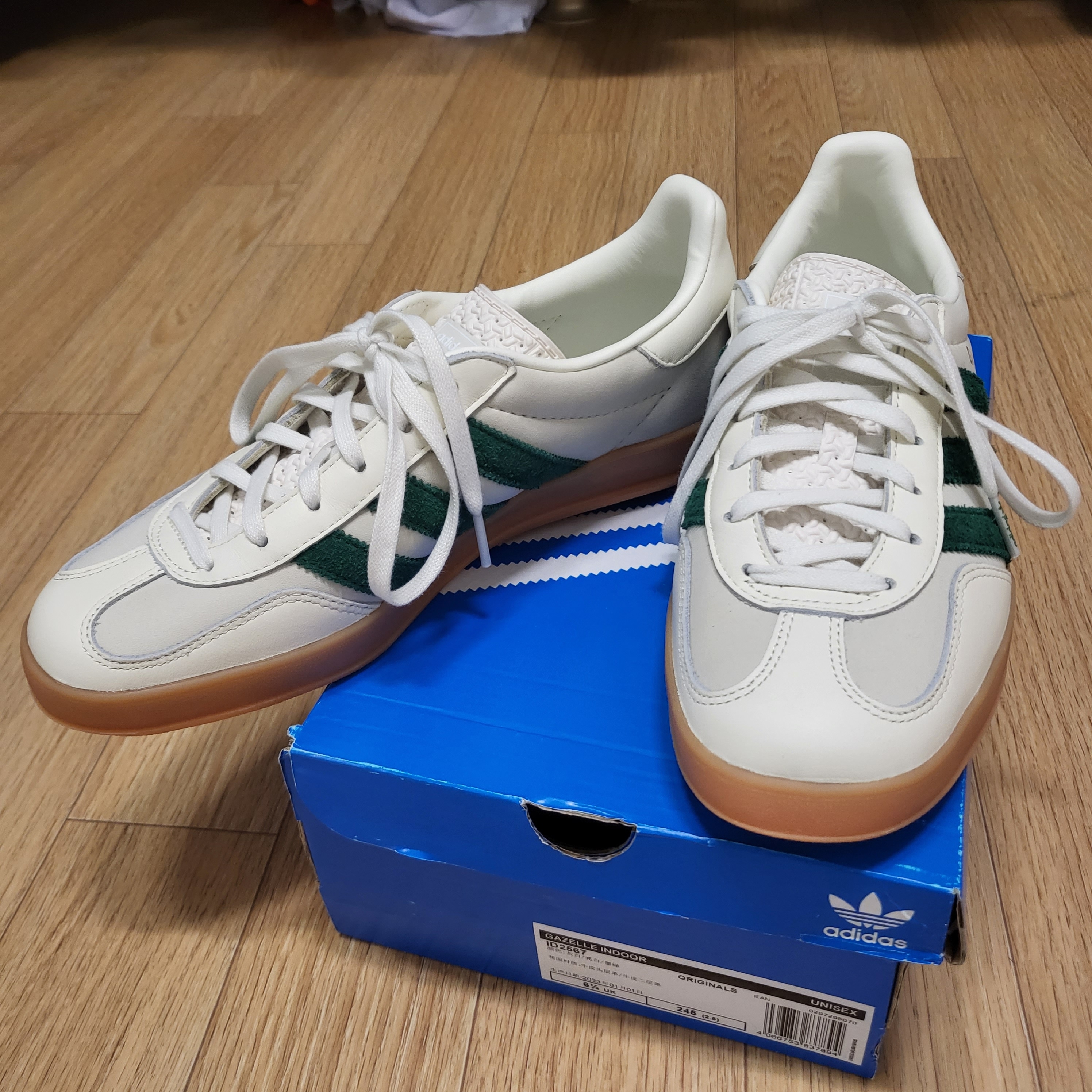 Adidas x Emmi Gazelle Indoor Off White Dark Green 착용 스타일 - 1