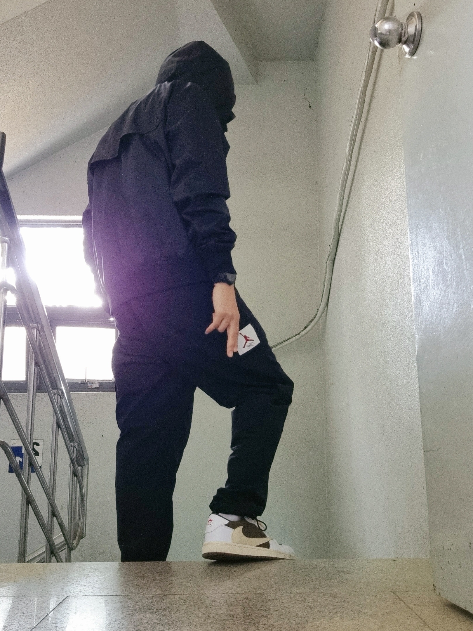 Jordan 1 x Travis Scott Retro Low OG SP Sail and Ridgerock, Nike NSW Windrunner Hoodie Jacket Black - US/EU 착용 스타일 - 2
