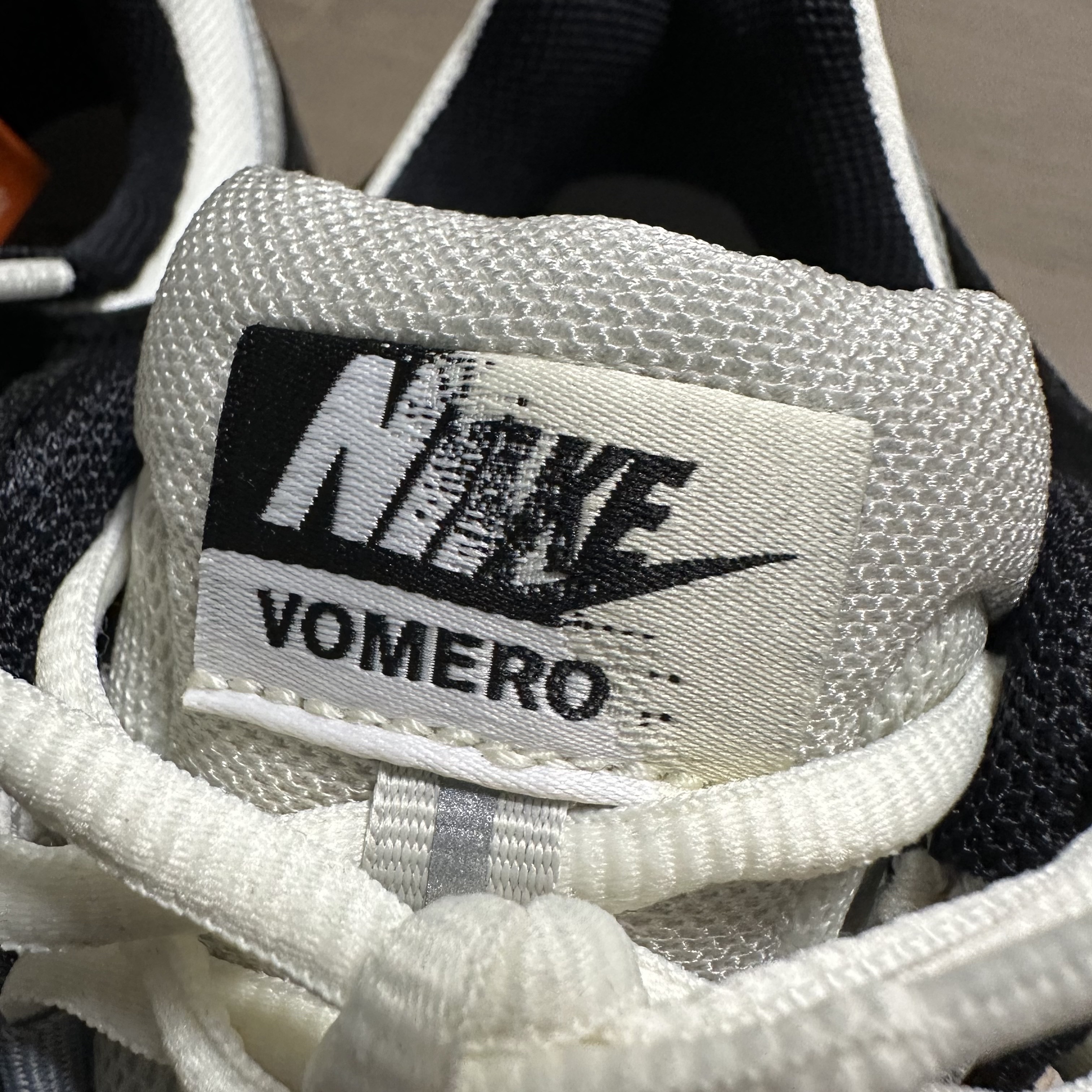 (W) Nike Zoom Vomero 5 Wolf Grey and Black 착용 스타일 - 2