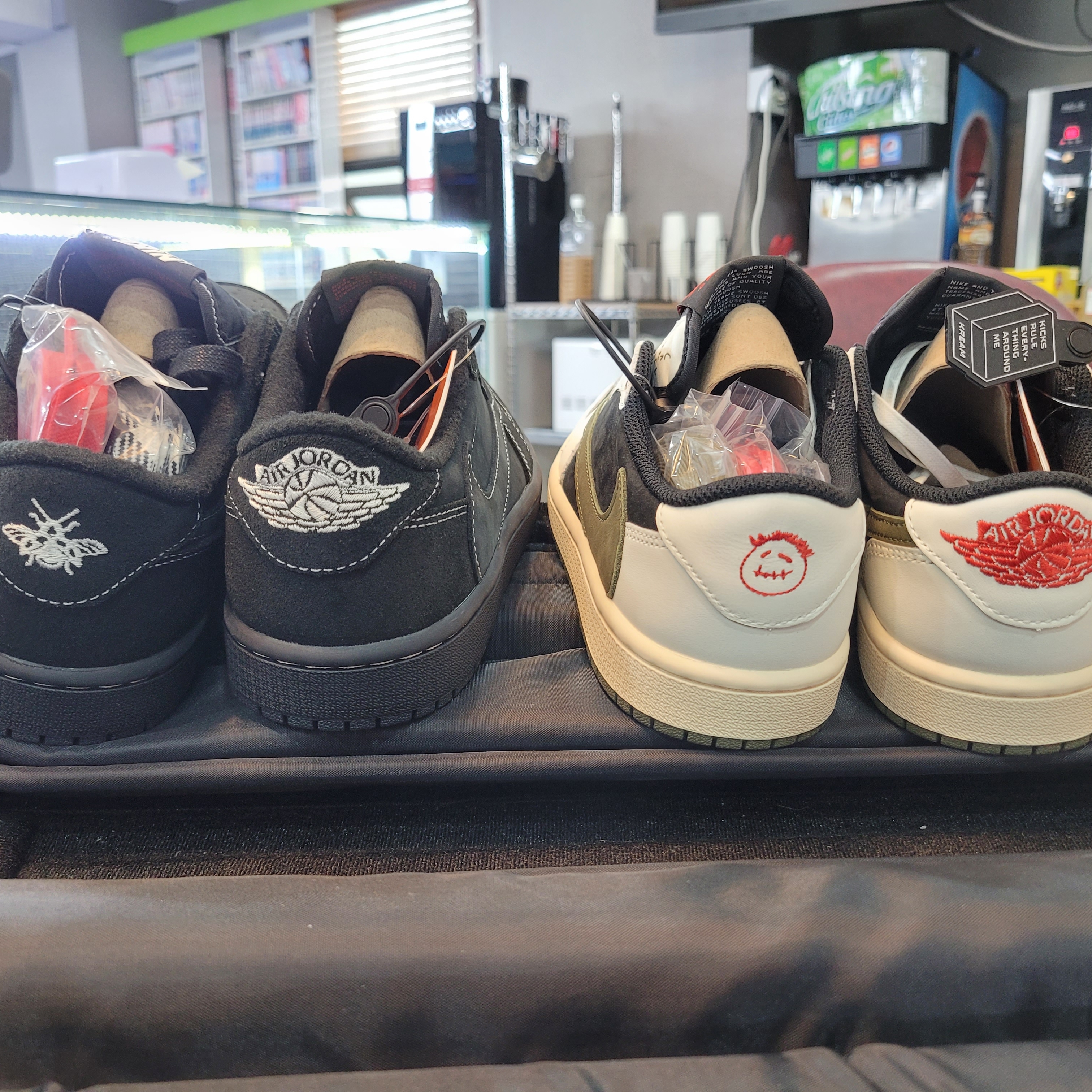 (W) Jordan 1 x Travis Scott Retro Low OG SP Medium Olive, Jordan 1 x Travis Scott Retro Low OG SP Black Phantom 착용 스타일 - 2