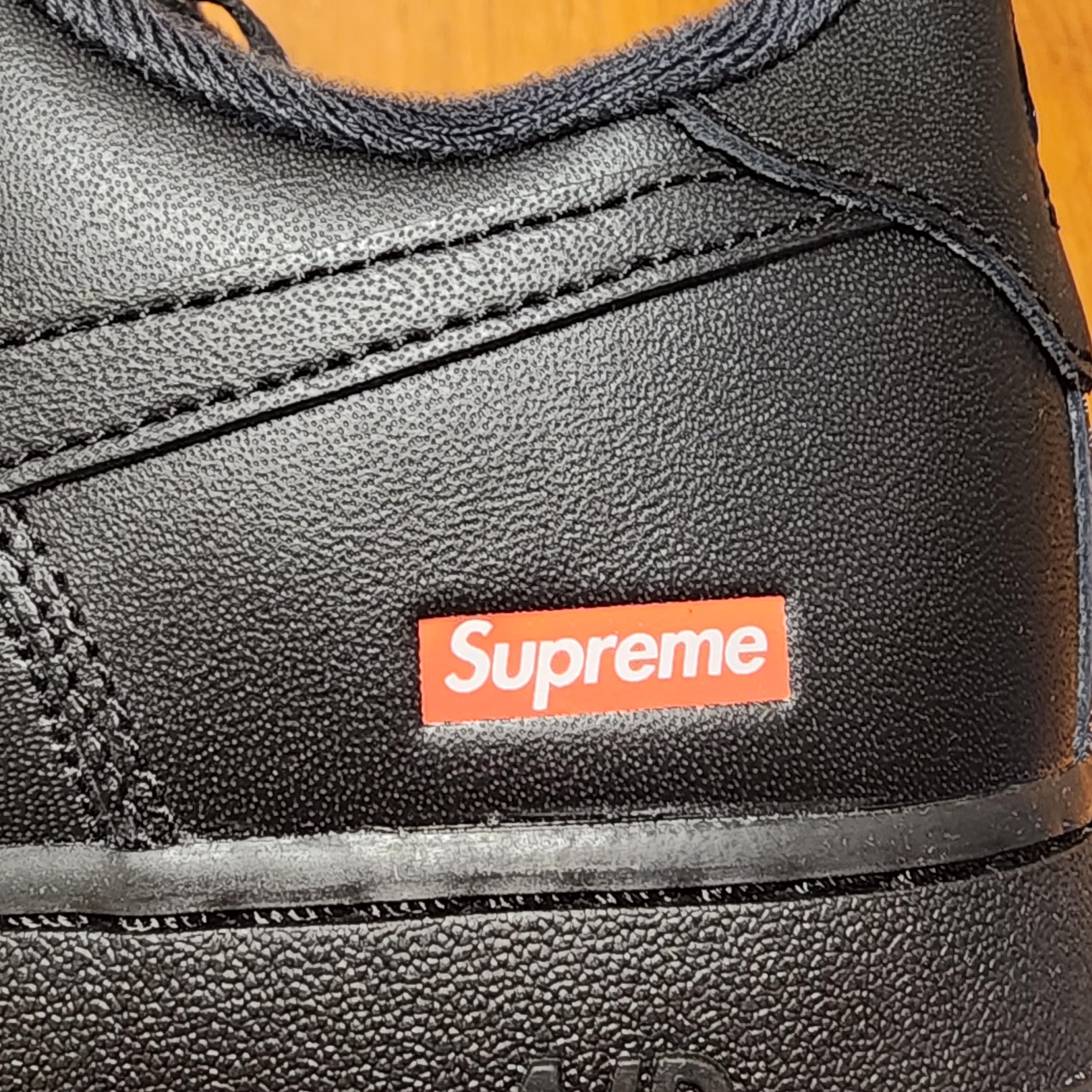 Nike x Supreme Air Force 1 Low Black 착용 스타일 - 4