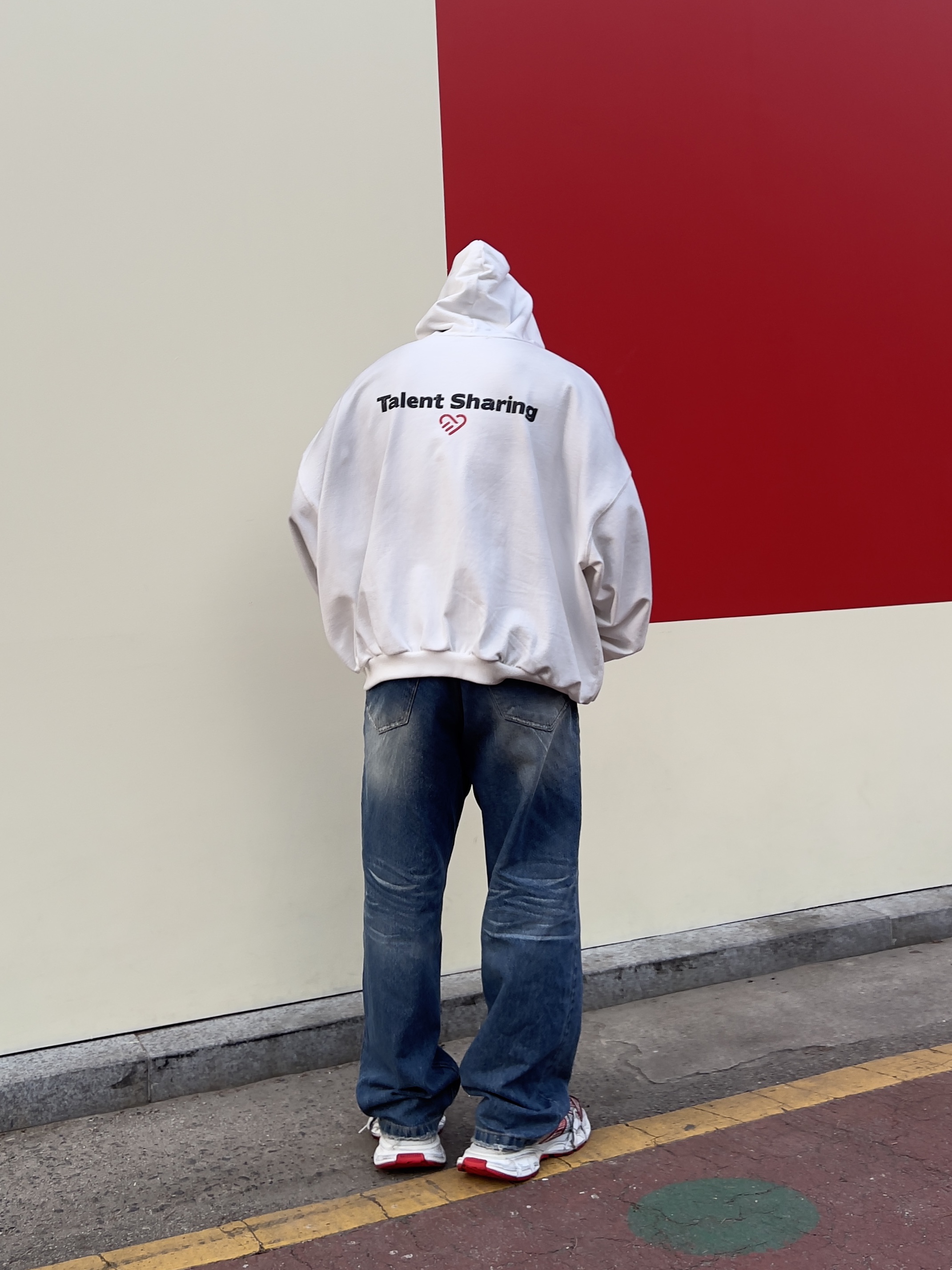 Balenciaga 3XL Sneakers White Red, Project G/R Orgasm Donor Hoodie Dirty White 착용 스타일 - 2