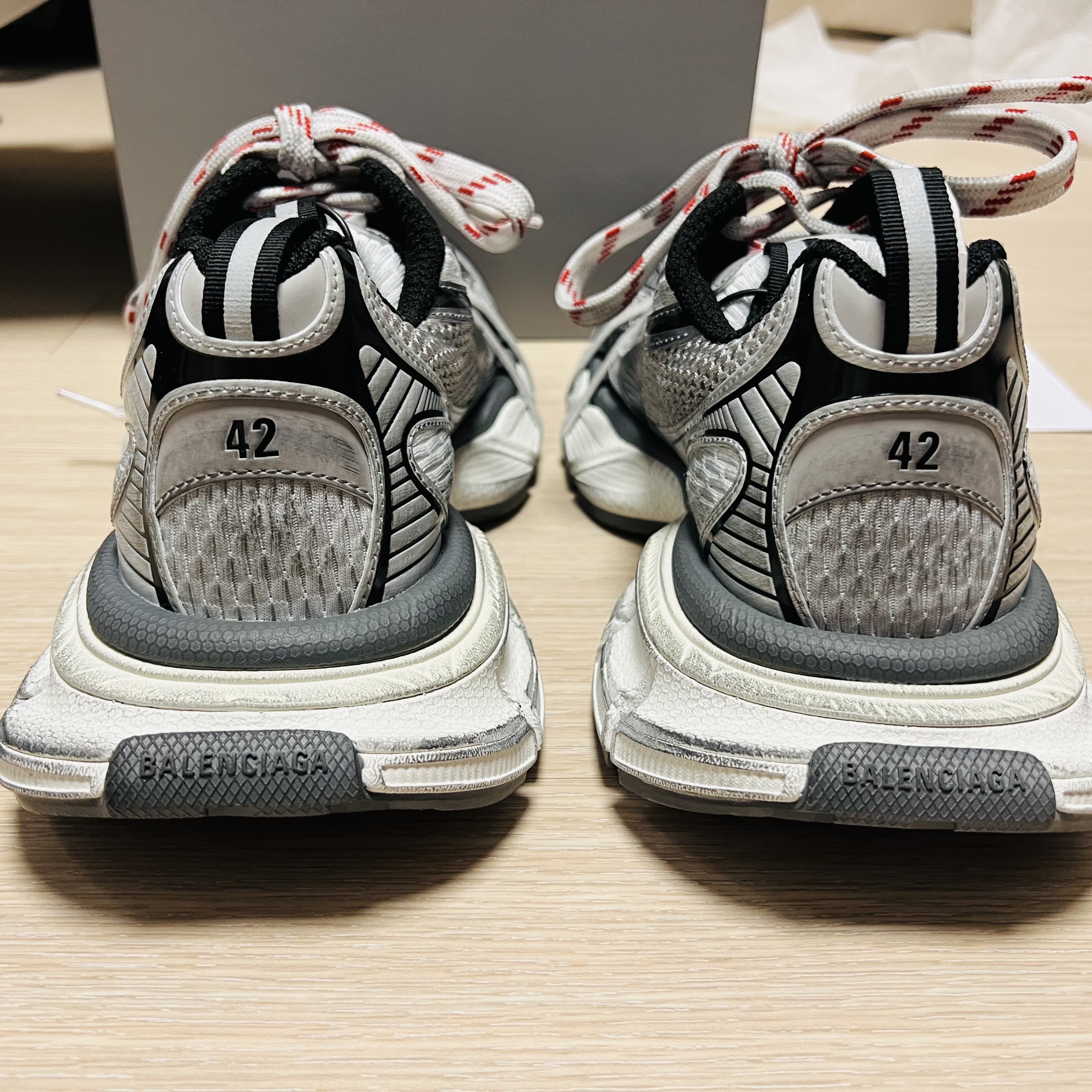 Balenciaga 3XL Sneakers Grey White Red 착용 스타일