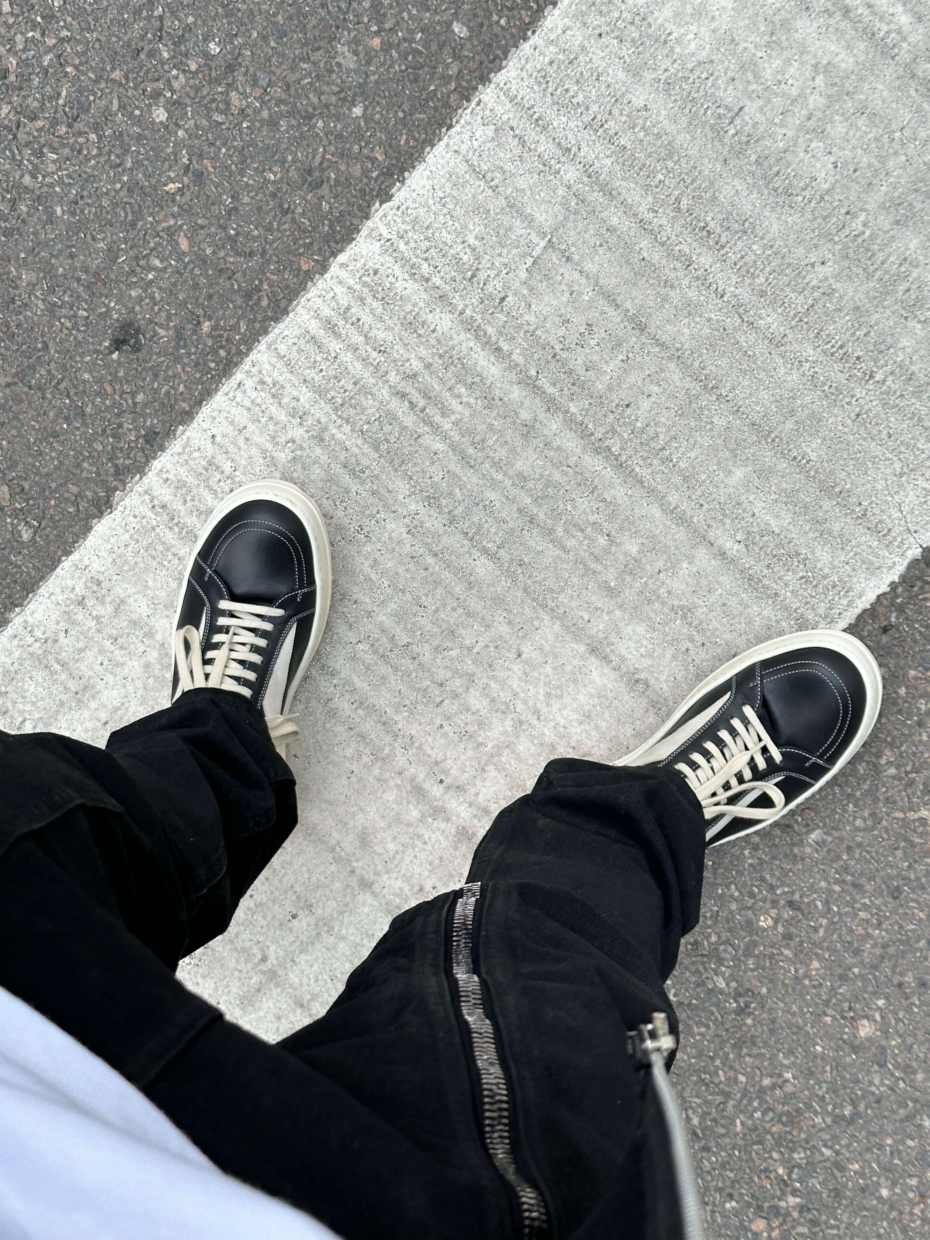 Rick Owens Vintage Sneakers Black, Chrome Hearts Horseshoe Floral Heavyweight Zip-Up Hoodie Black 착용 스타일 - 4