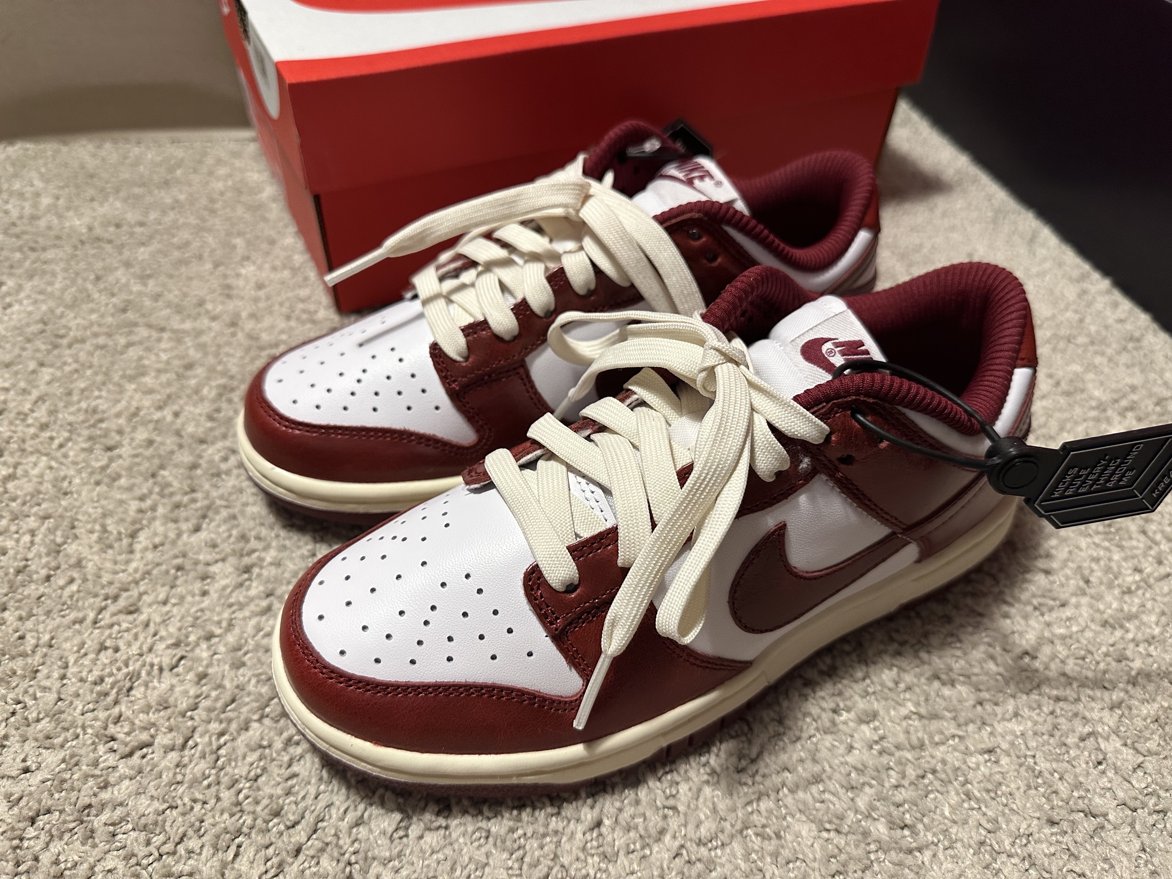 (W) Nike Dunk Low Retro PRM Team Red and White 착용 스타일 - 1