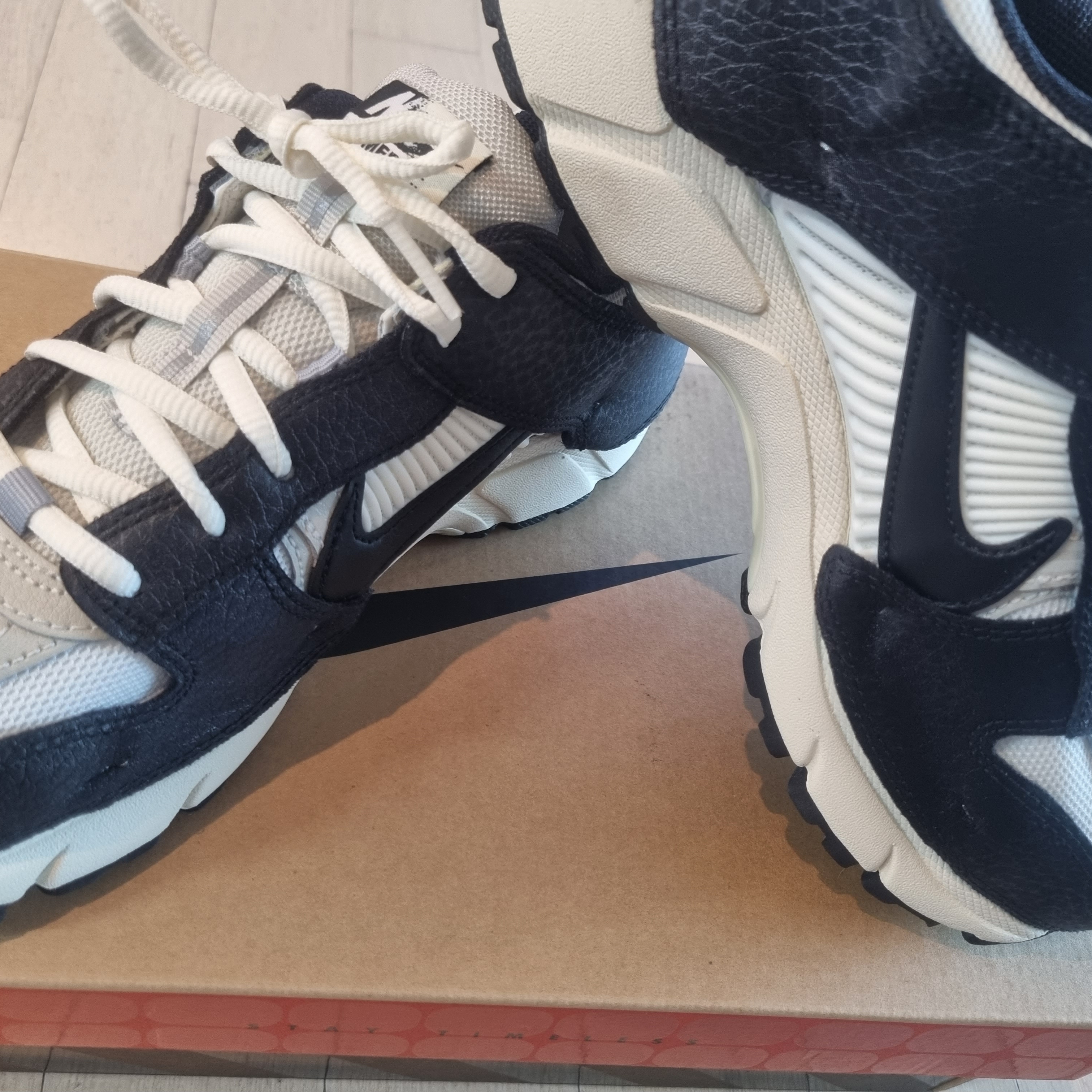 (W) Nike Zoom Vomero 5 Wolf Grey and Black 착용 스타일 - 1