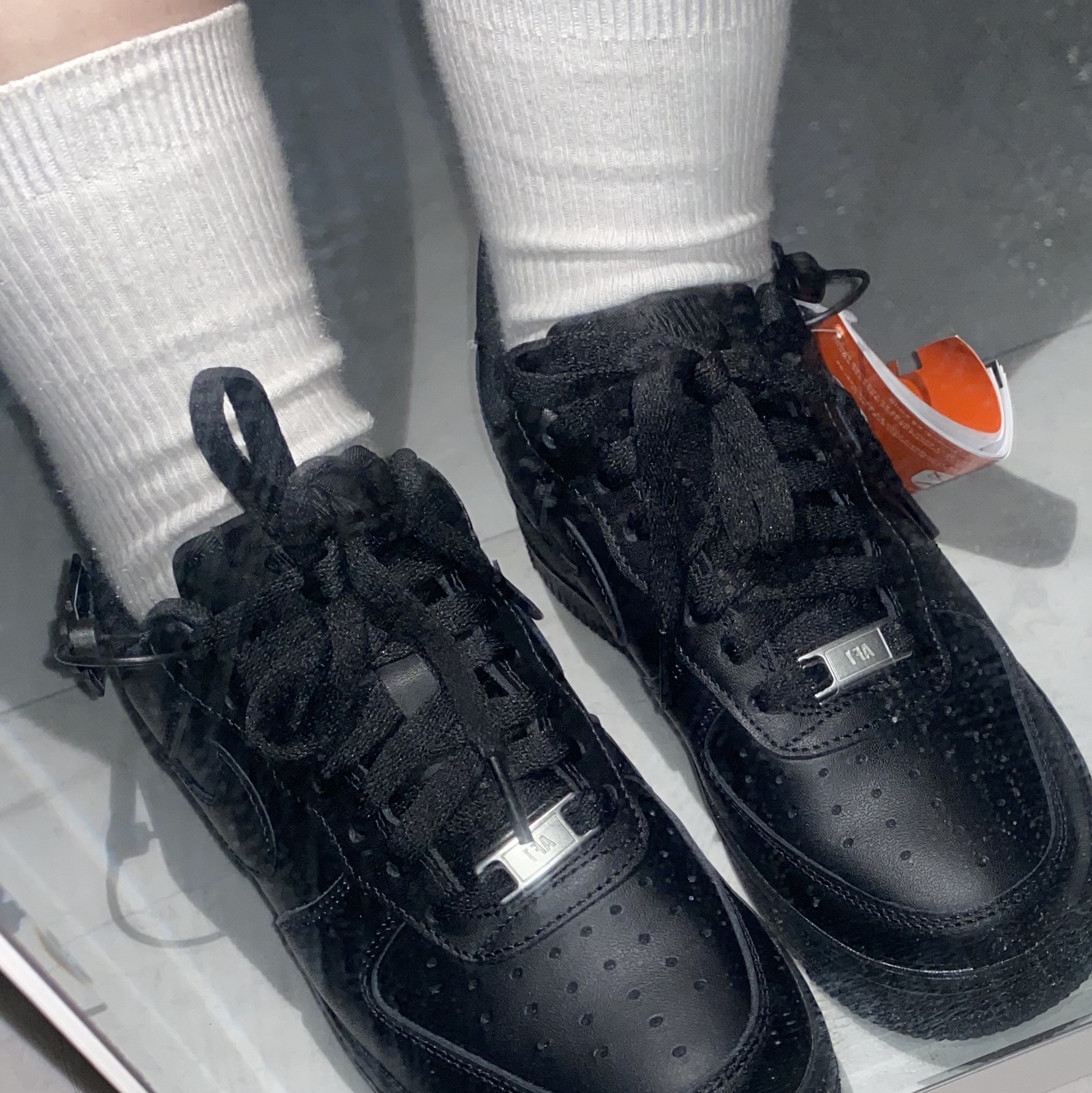 (W) Nike Air Force 1 '07 Low Triple Black 착용 스타일 - 2