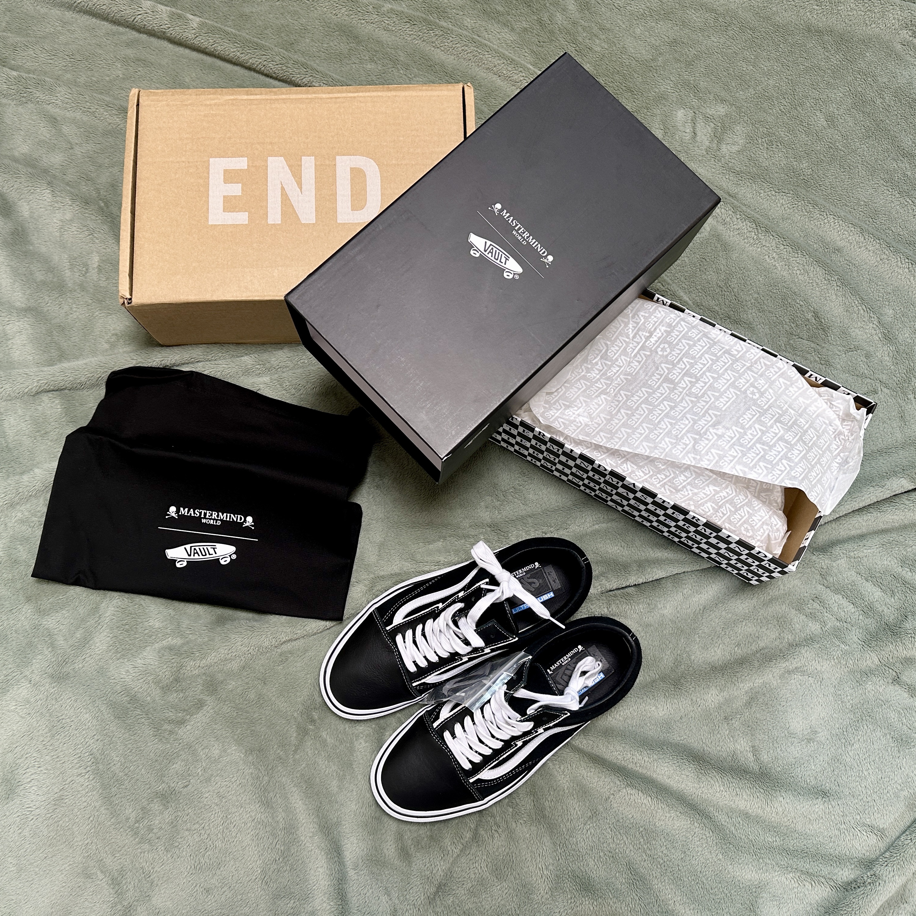 Vans Vault x Mastermind World Old Skool Bolt Black 착용 스타일 - 1