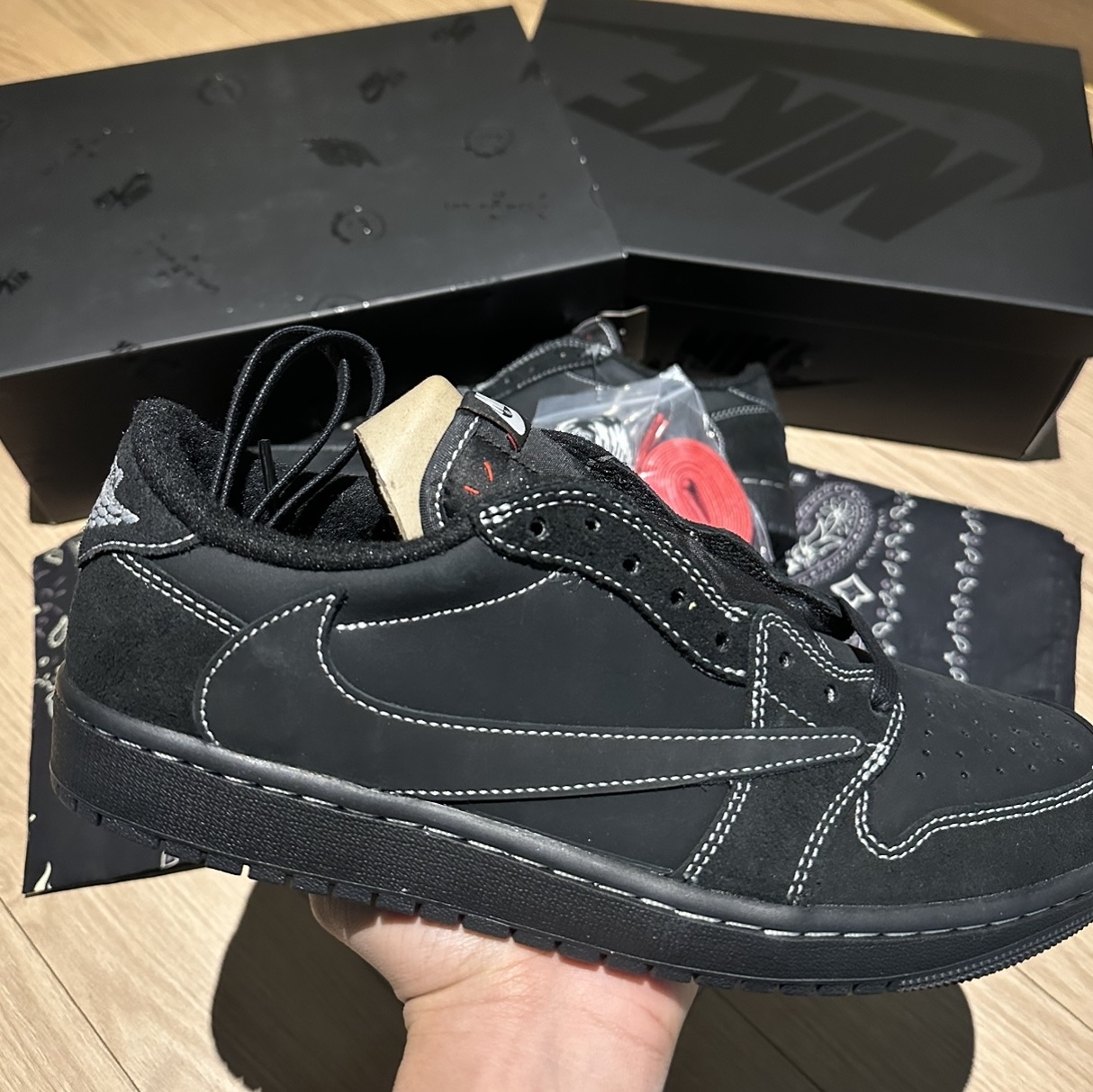 Jordan 1 x Travis Scott Retro Low OG SP Black Phantom 착용 스타일 - 3