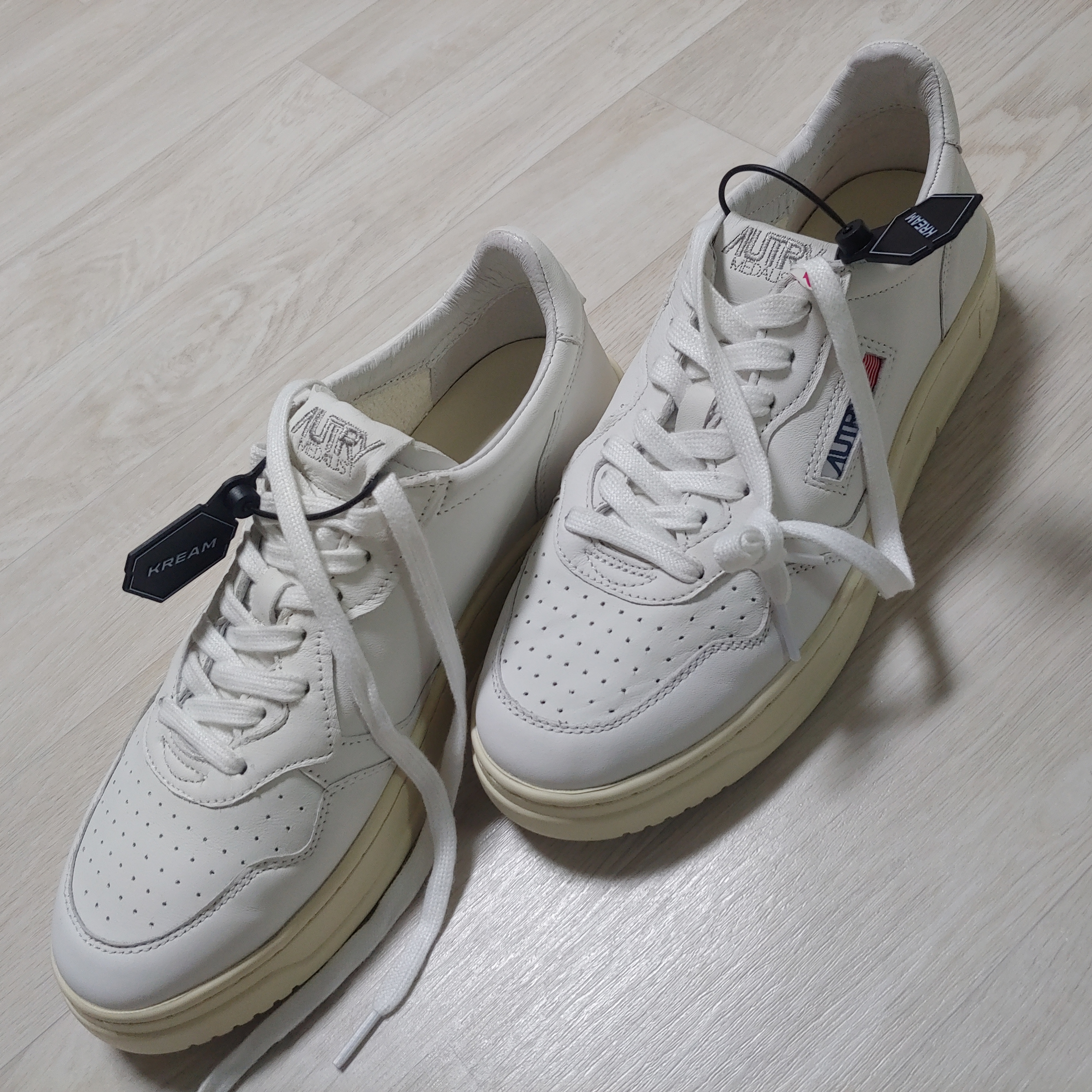 Autry Medalist Low Goatskin Sneakers White 착용 스타일
