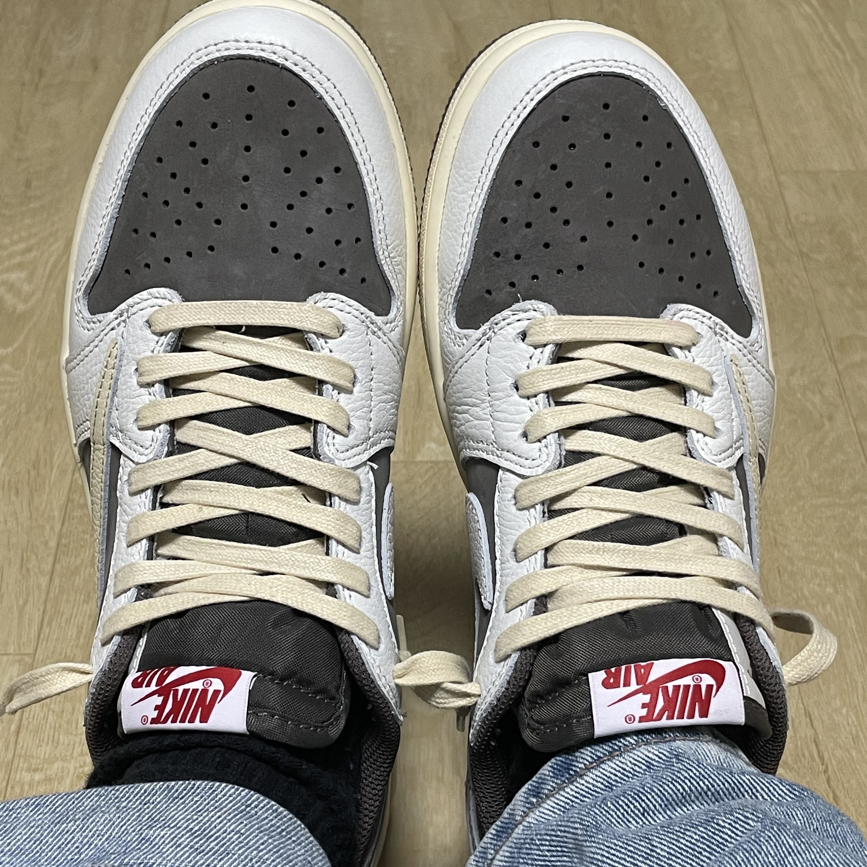 Jordan 1 x Travis Scott Retro Low OG SP Sail and Ridgerock 착용 스타일 - 2