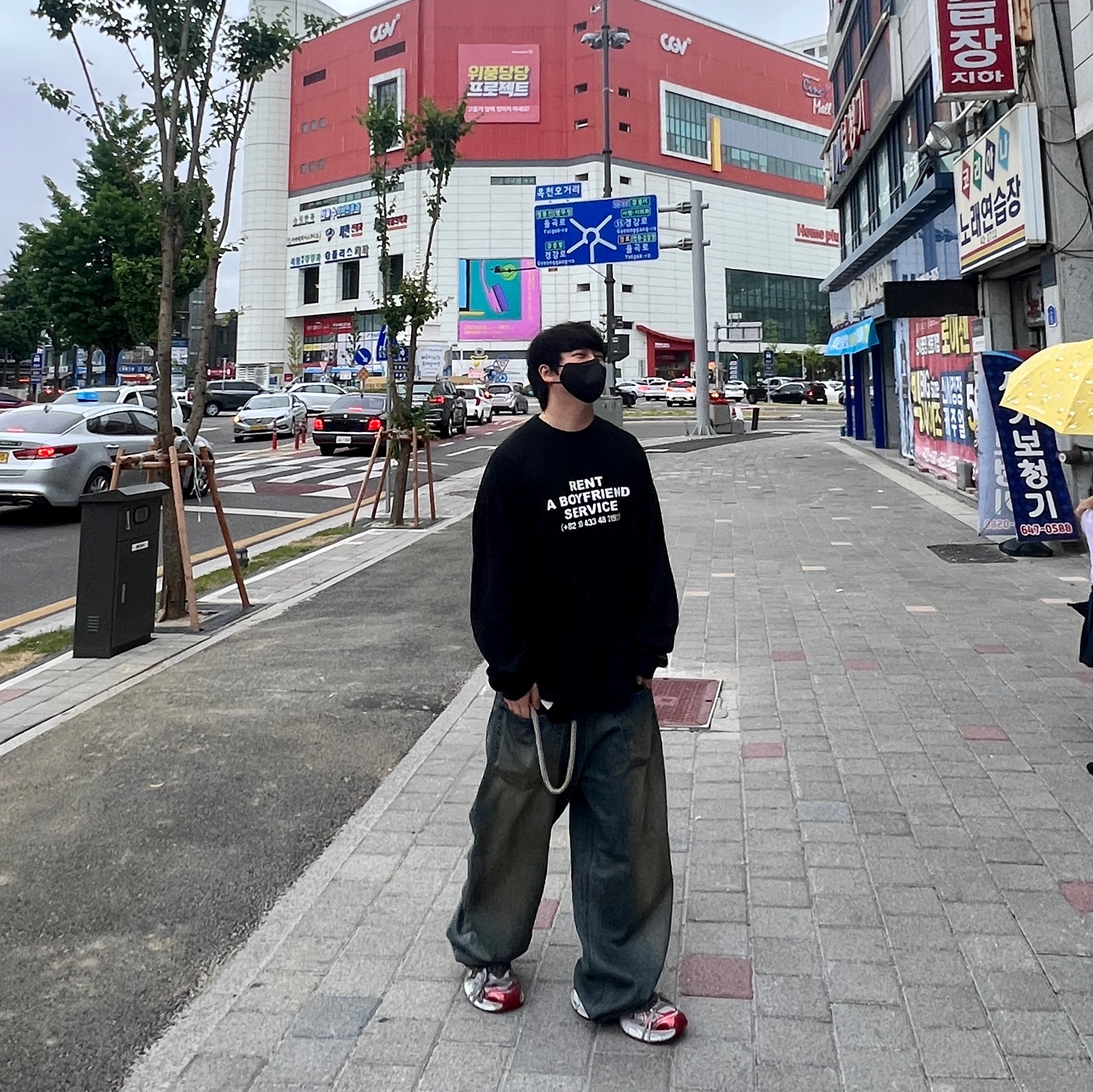 Project G/R Coated Backward Denim Pants Blue, Balenciaga 3XL Sneakers White Red 착용 스타일