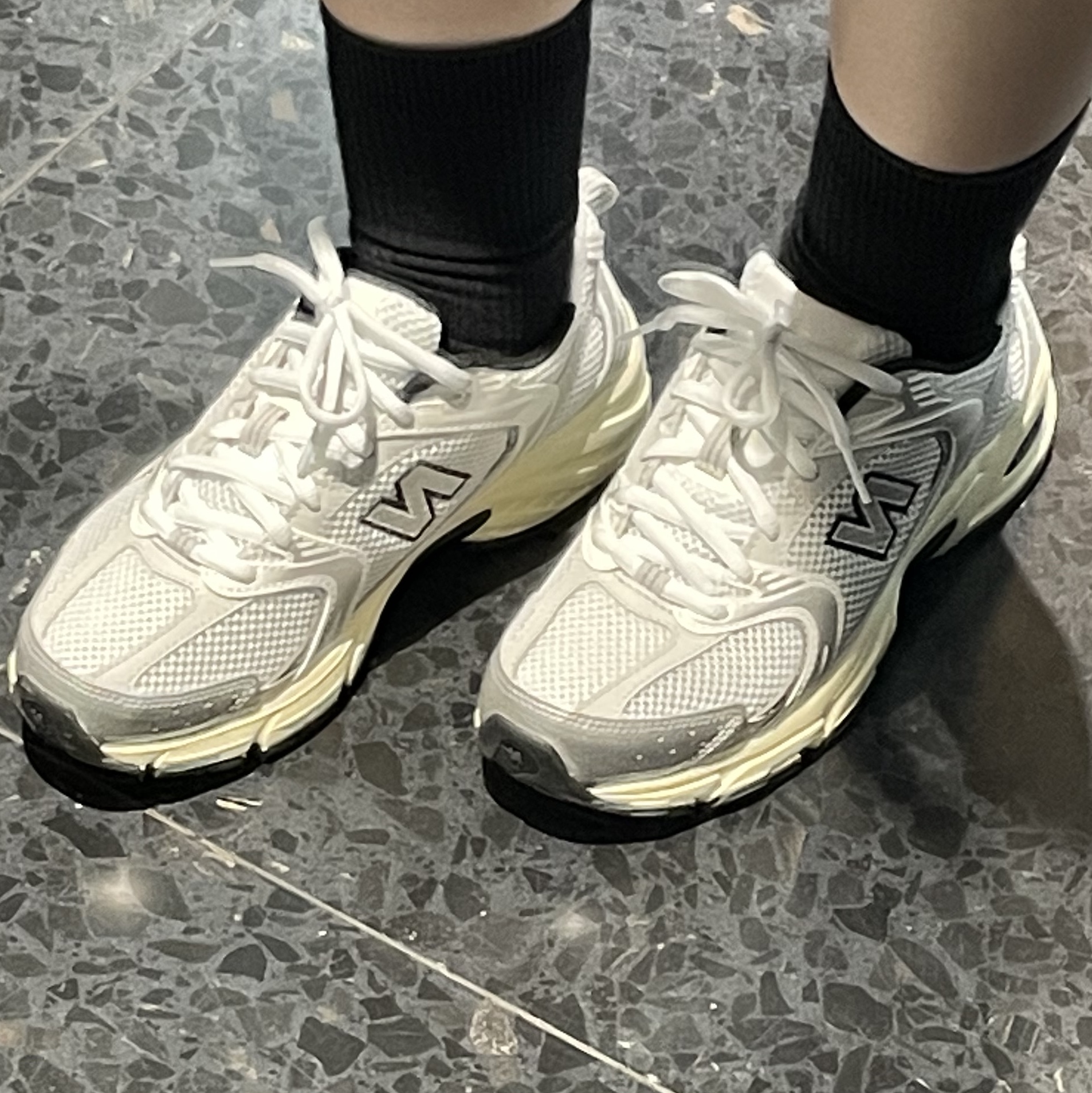 New Balance 530 Silver Cream 착용 스타일