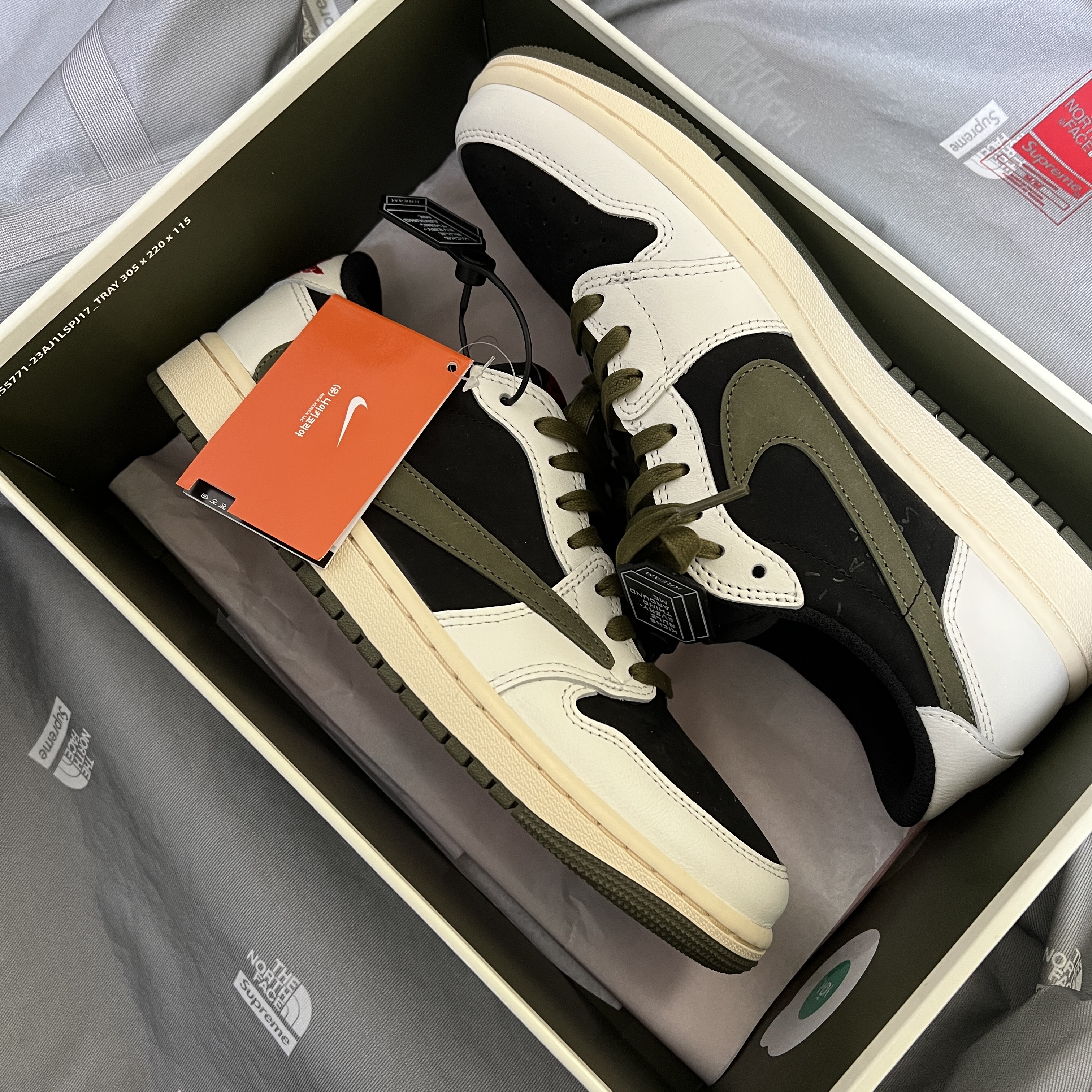 (W) Jordan 1 x Travis Scott Retro Low OG SP Medium Olive 착용 스타일 - 2