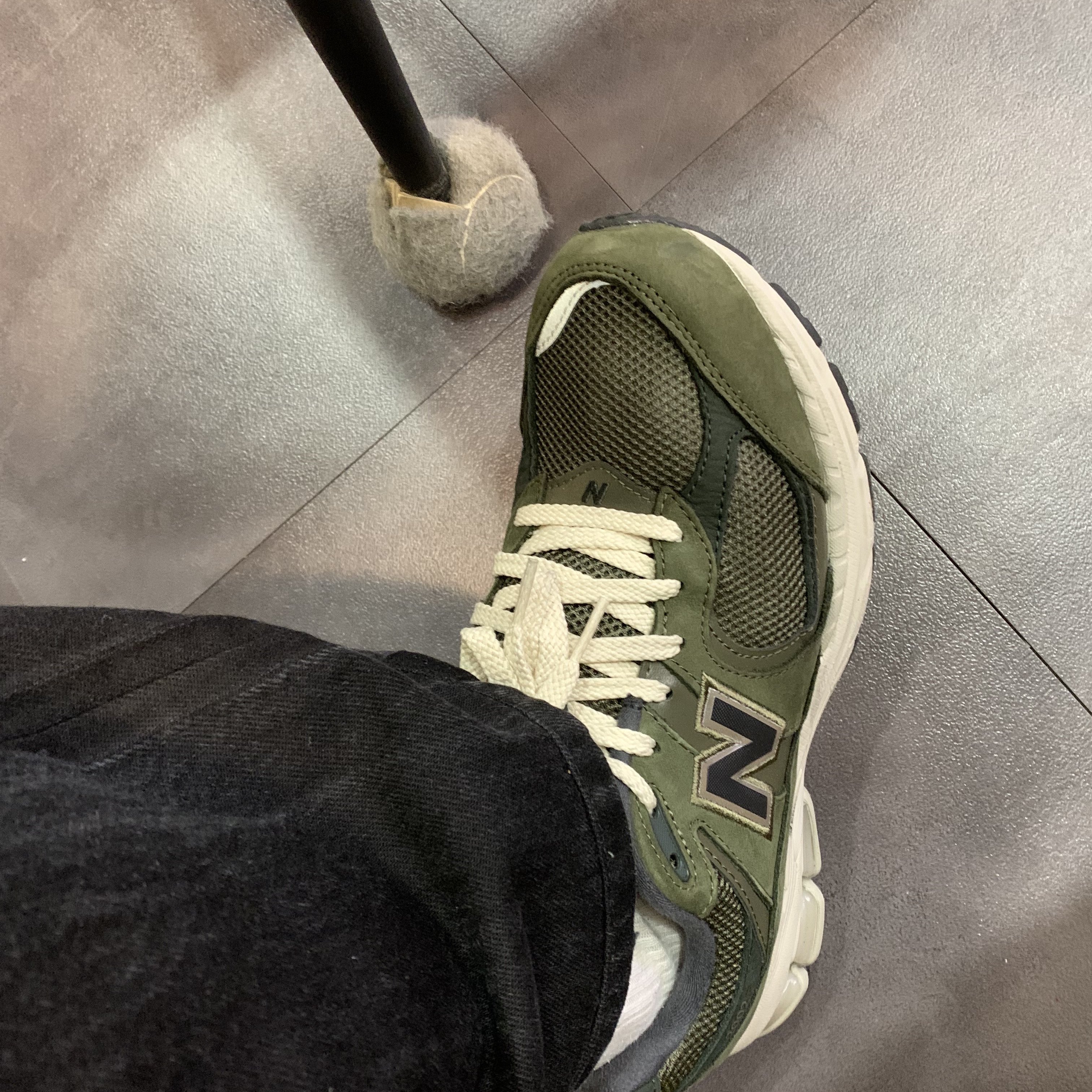 New Balance 2002R Grape Leaf 착용 스타일