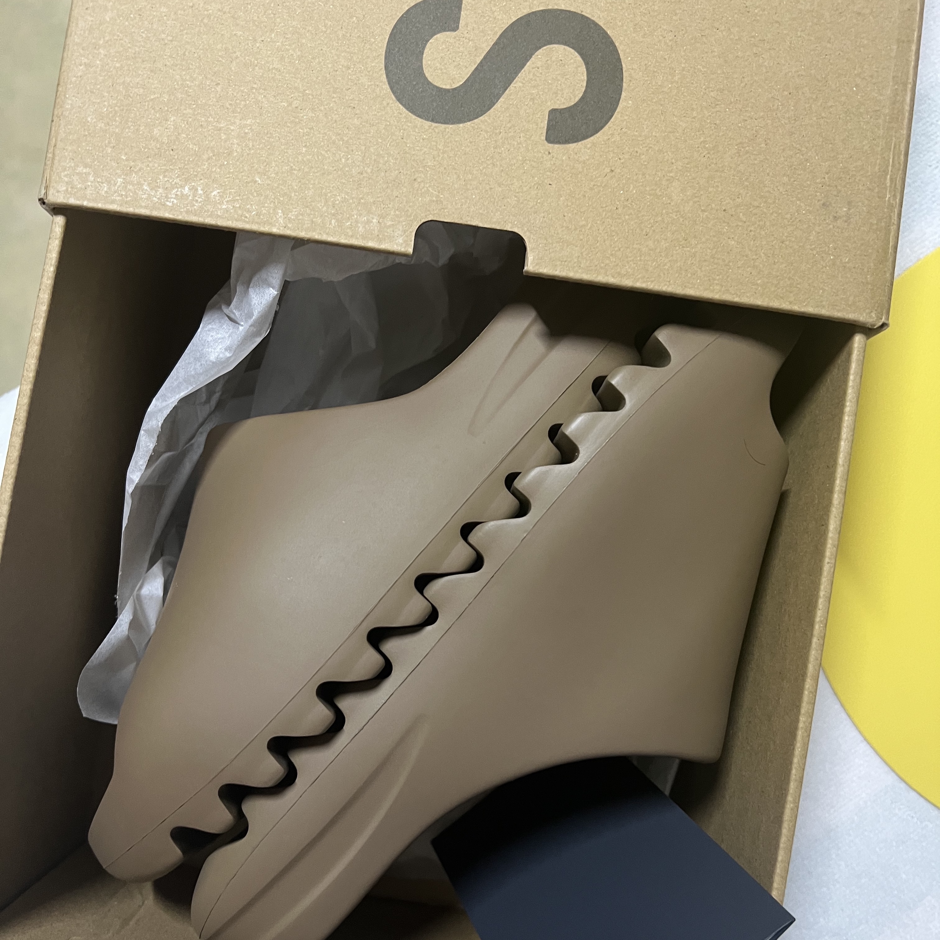 Adidas Yeezy Slide Earth Brown 착용 스타일